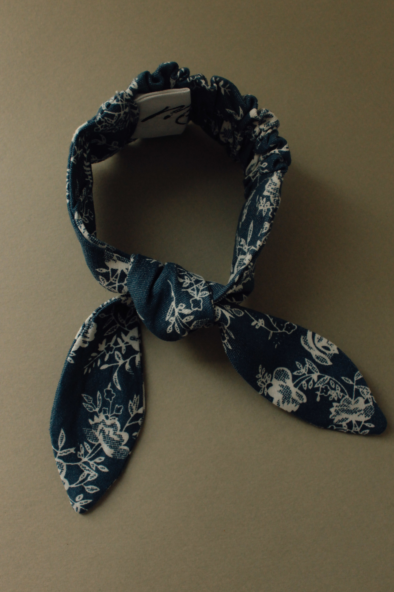 Резинка для волос на пучок хлопковый джинс с белыми цветами