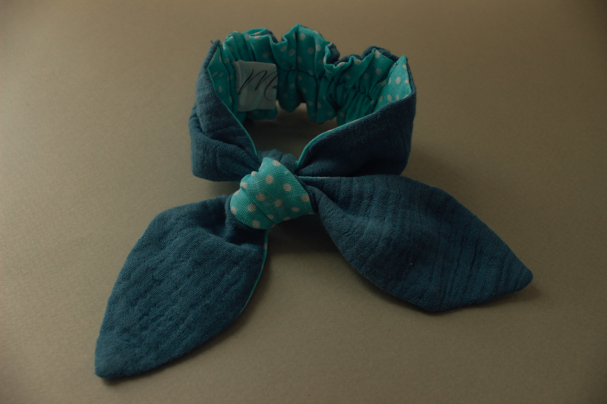 Резинка для волос на пучок муслин гроза + хлопок горох на голубом