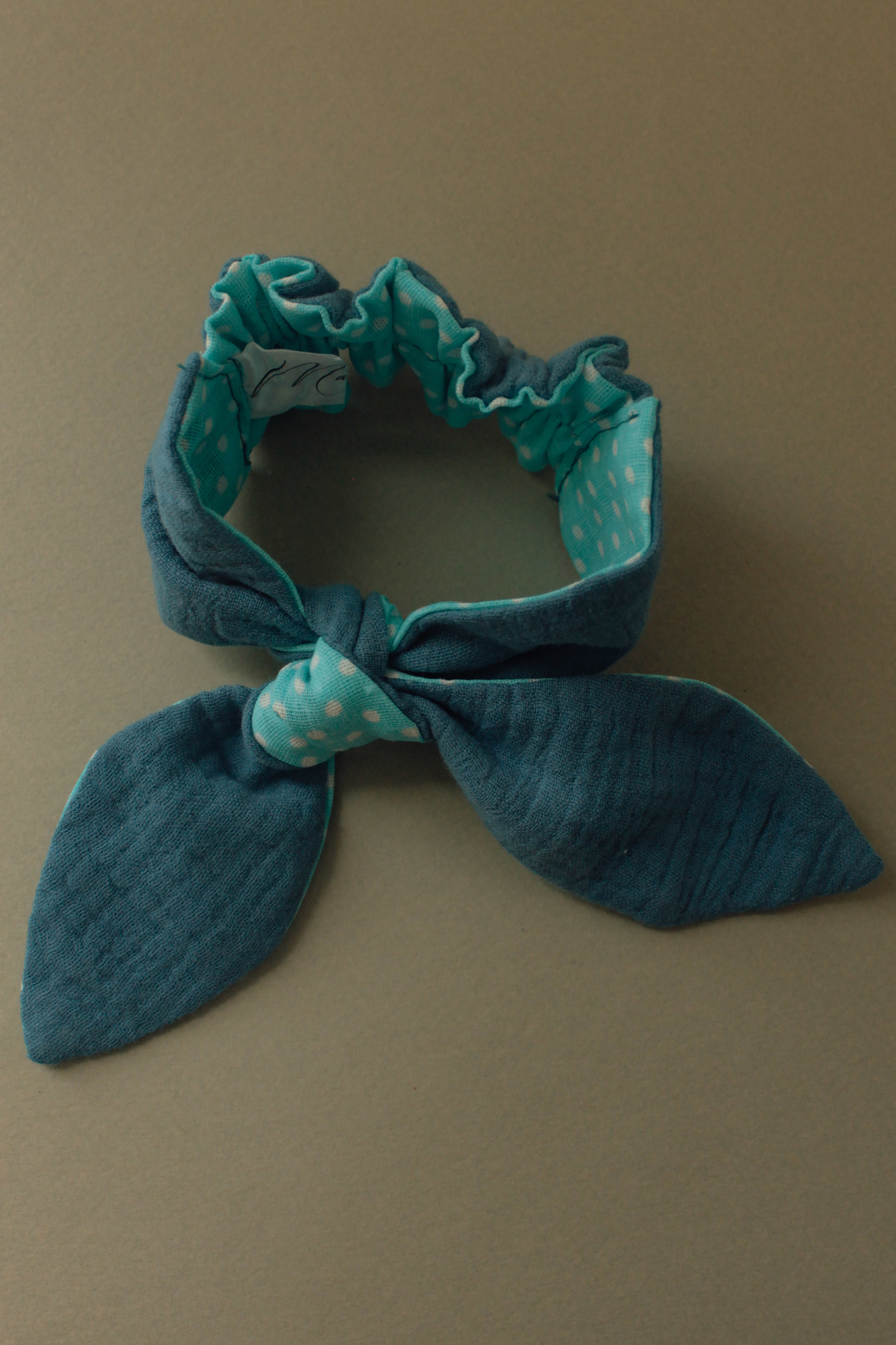 Резинка для волос на пучок муслин гроза + хлопок горох на голубом