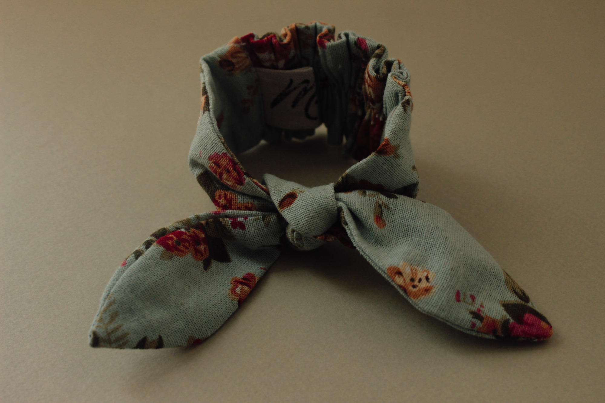 Резинка для волос на пучок лён цветы на пыльно-голубом