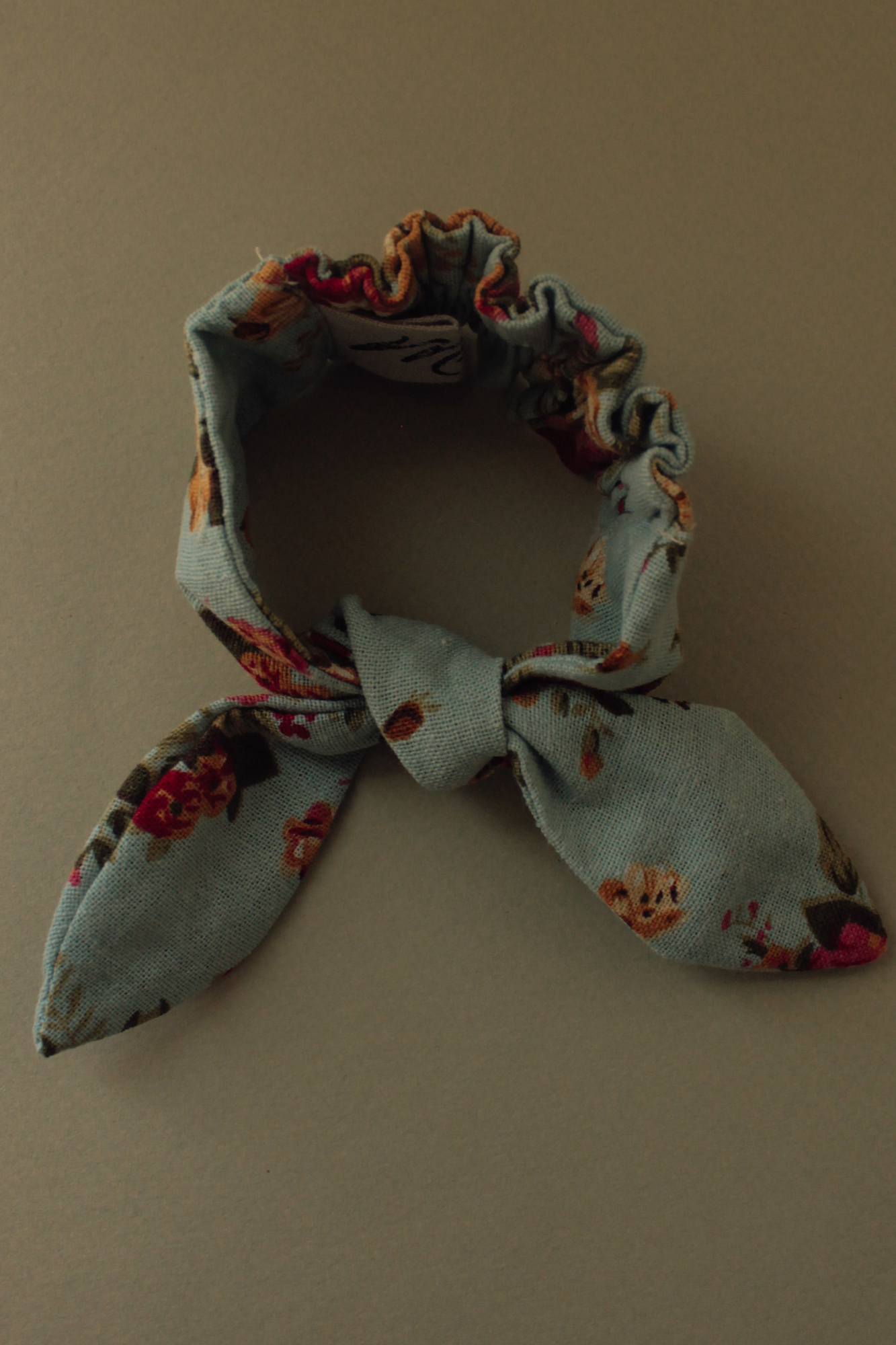 Резинка для волос на пучок лён цветы на пыльно-голубом