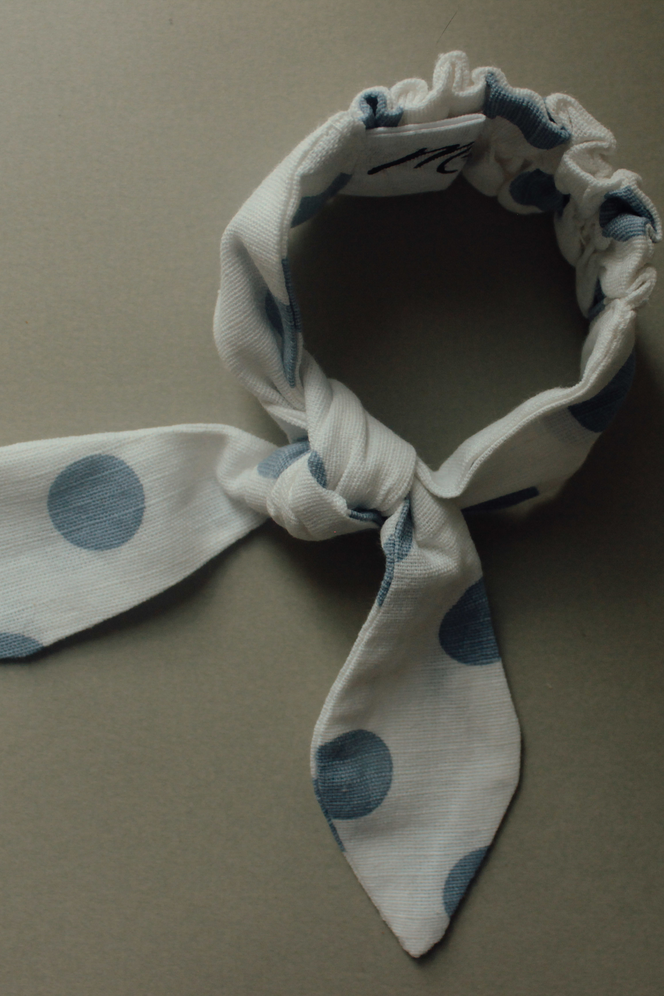 Резинка для волос на пучок лён крупный горох на белом