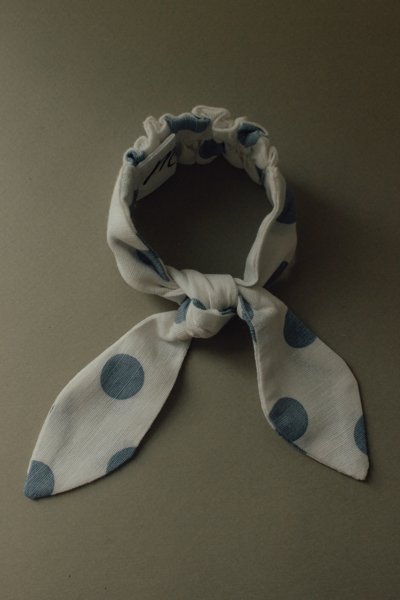 Резинка для волос на пучок лён крупный горох на белом