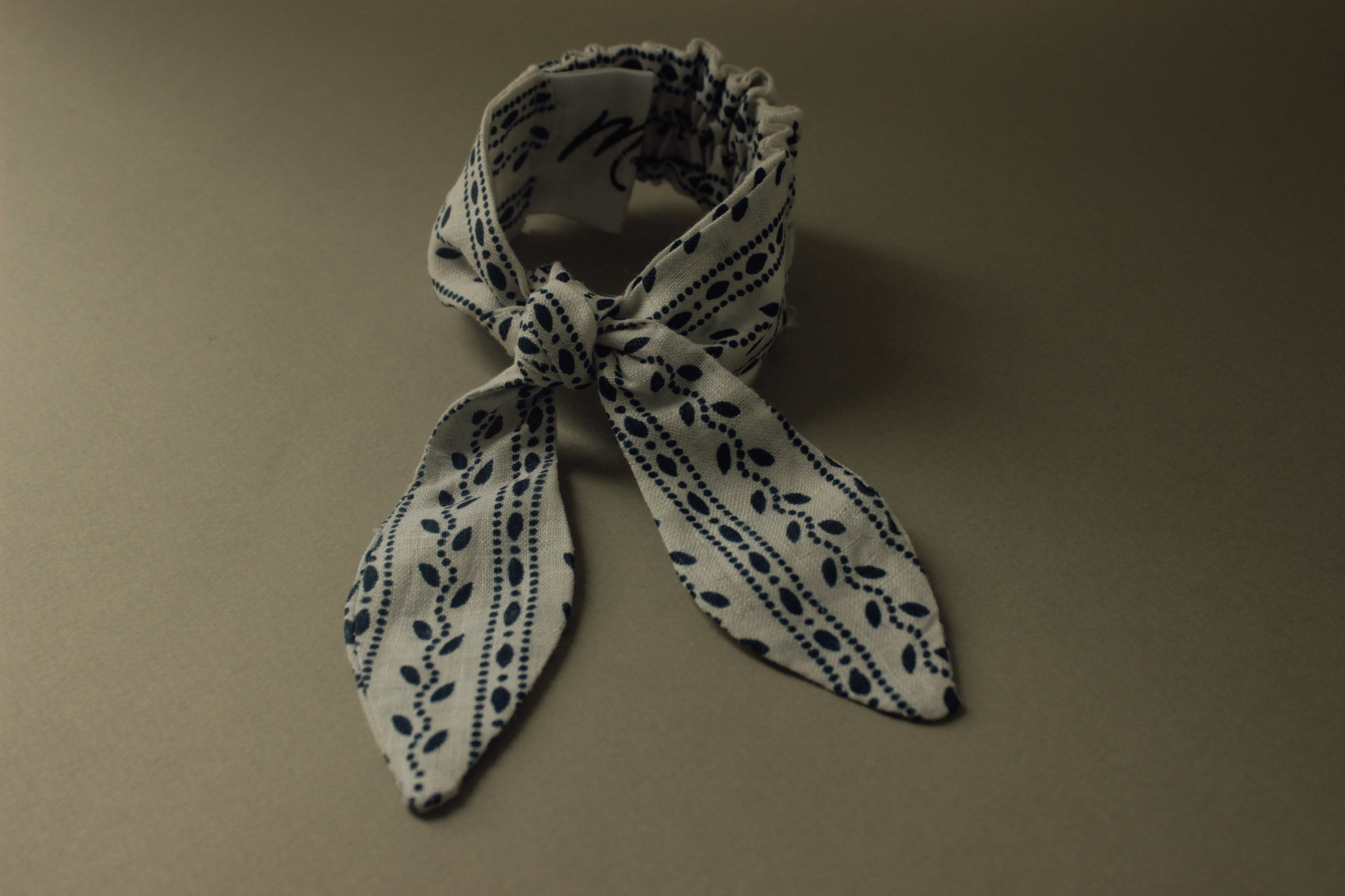 Резинка для волос на пучок лён синие листики на белом