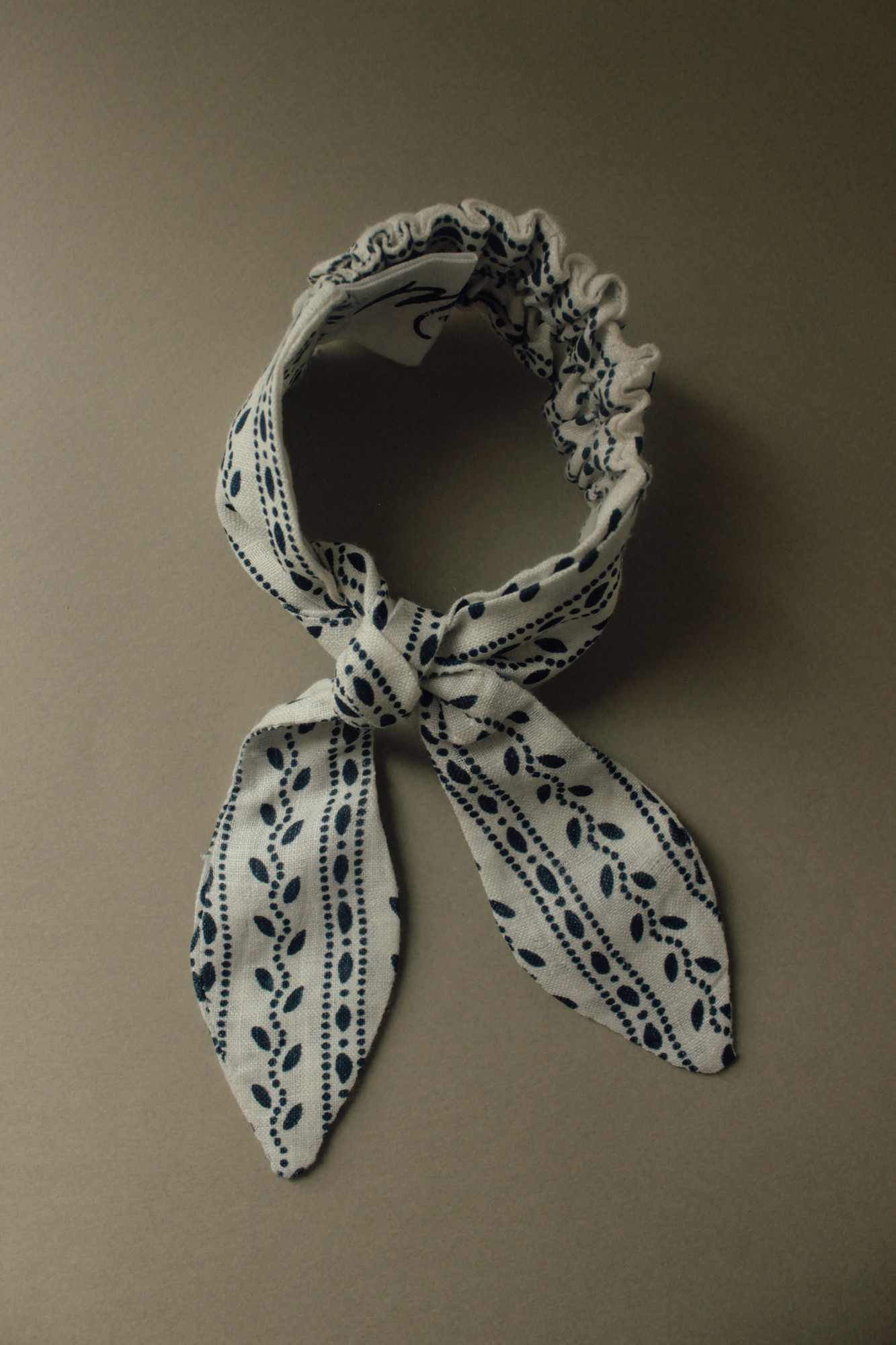 Резинка для волос на пучок лён синие листики на белом