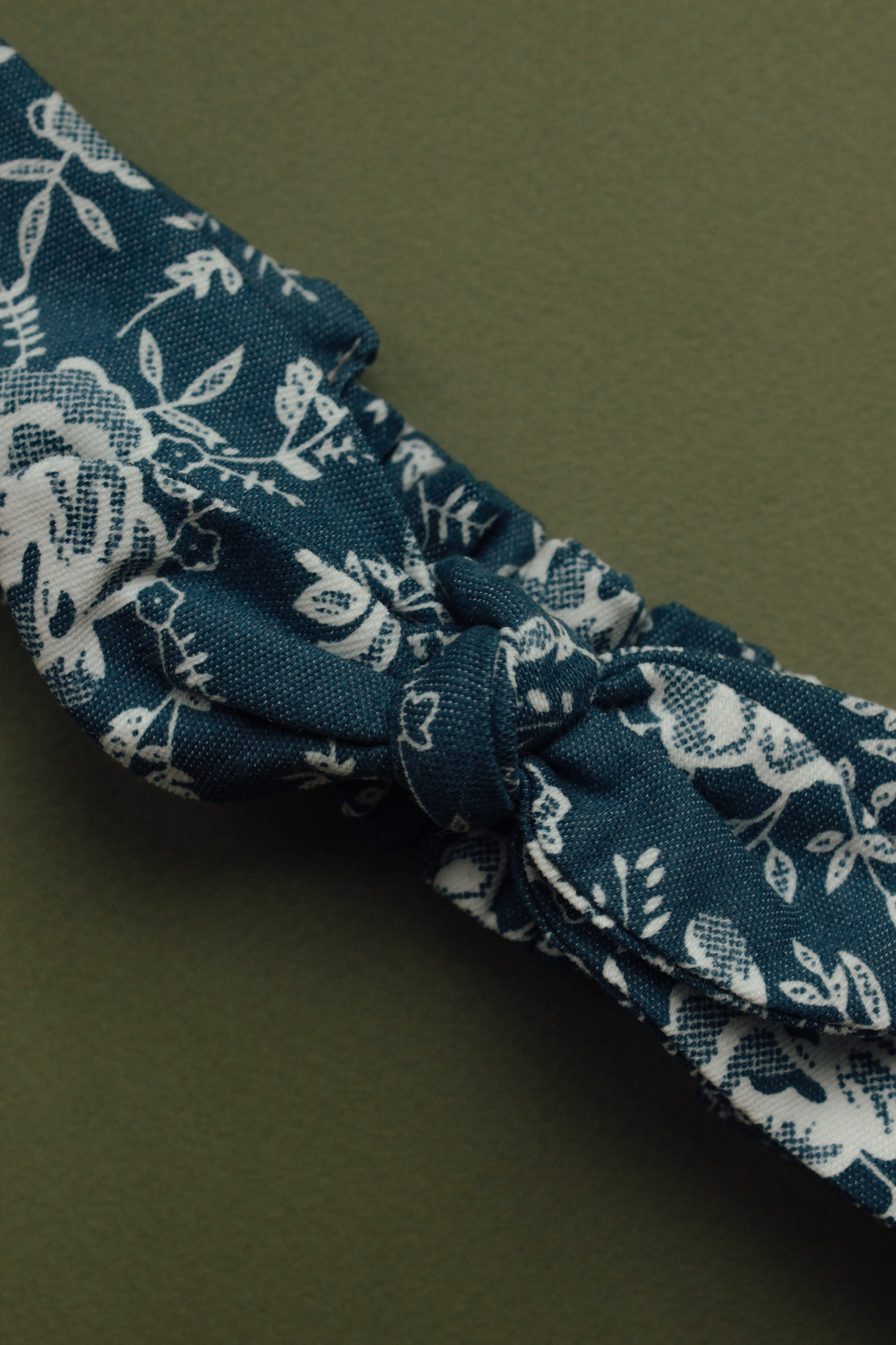 Повязка "солоха" хлопковый джинс белые цветы