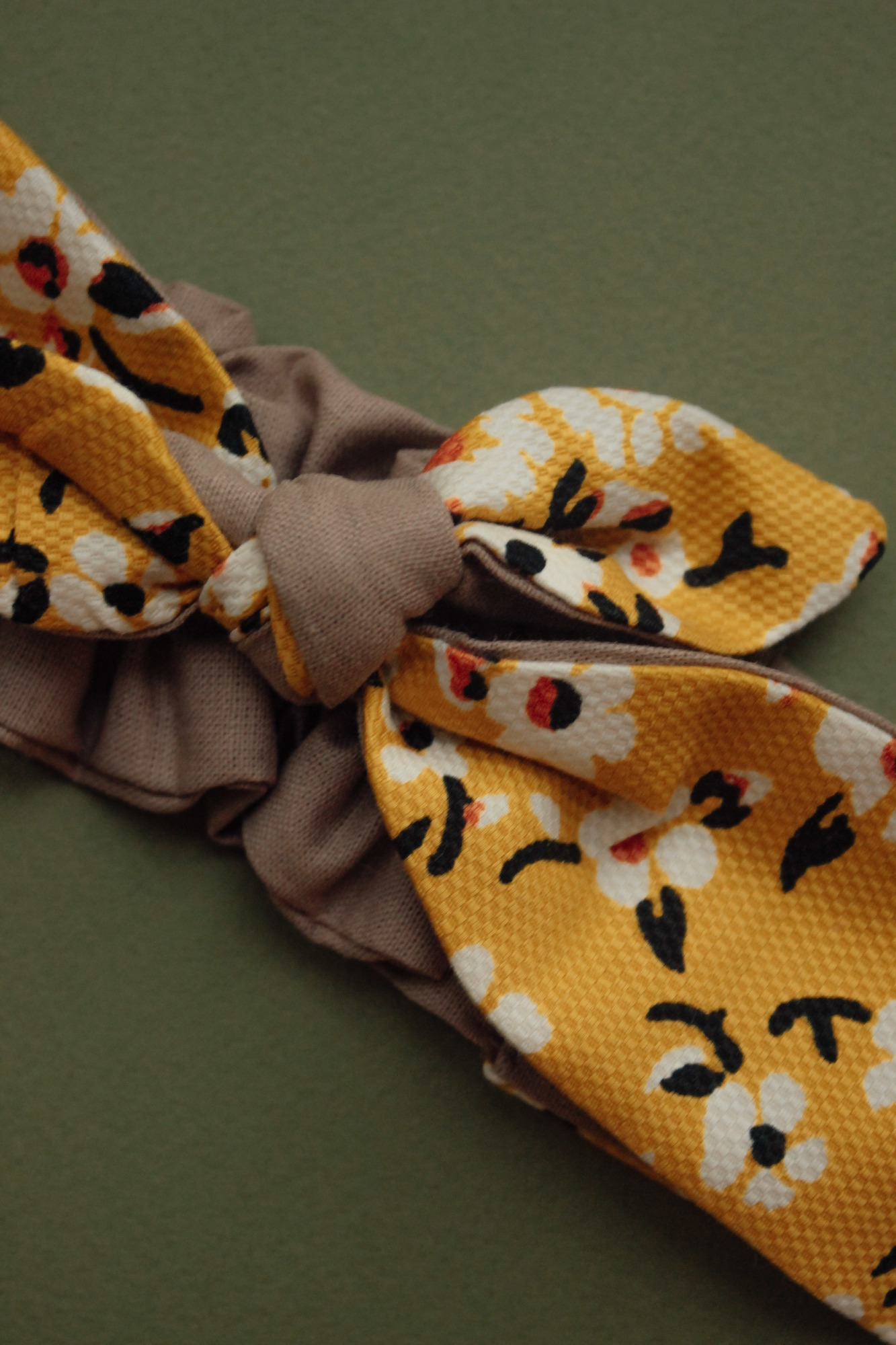 Повязка "солоха" хлопок цветы на жёлтом + мокка