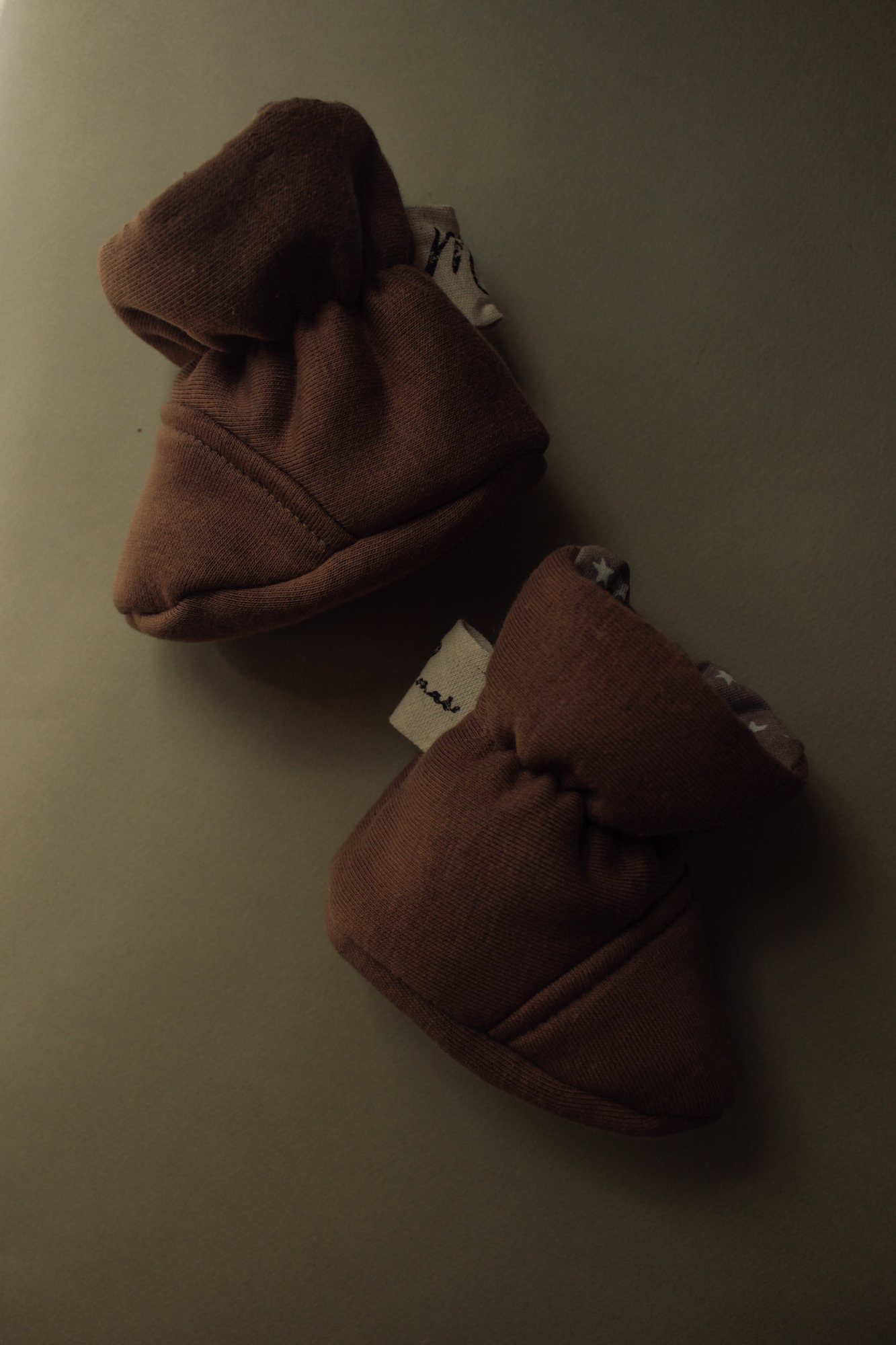 Пинетки из футера миндаль