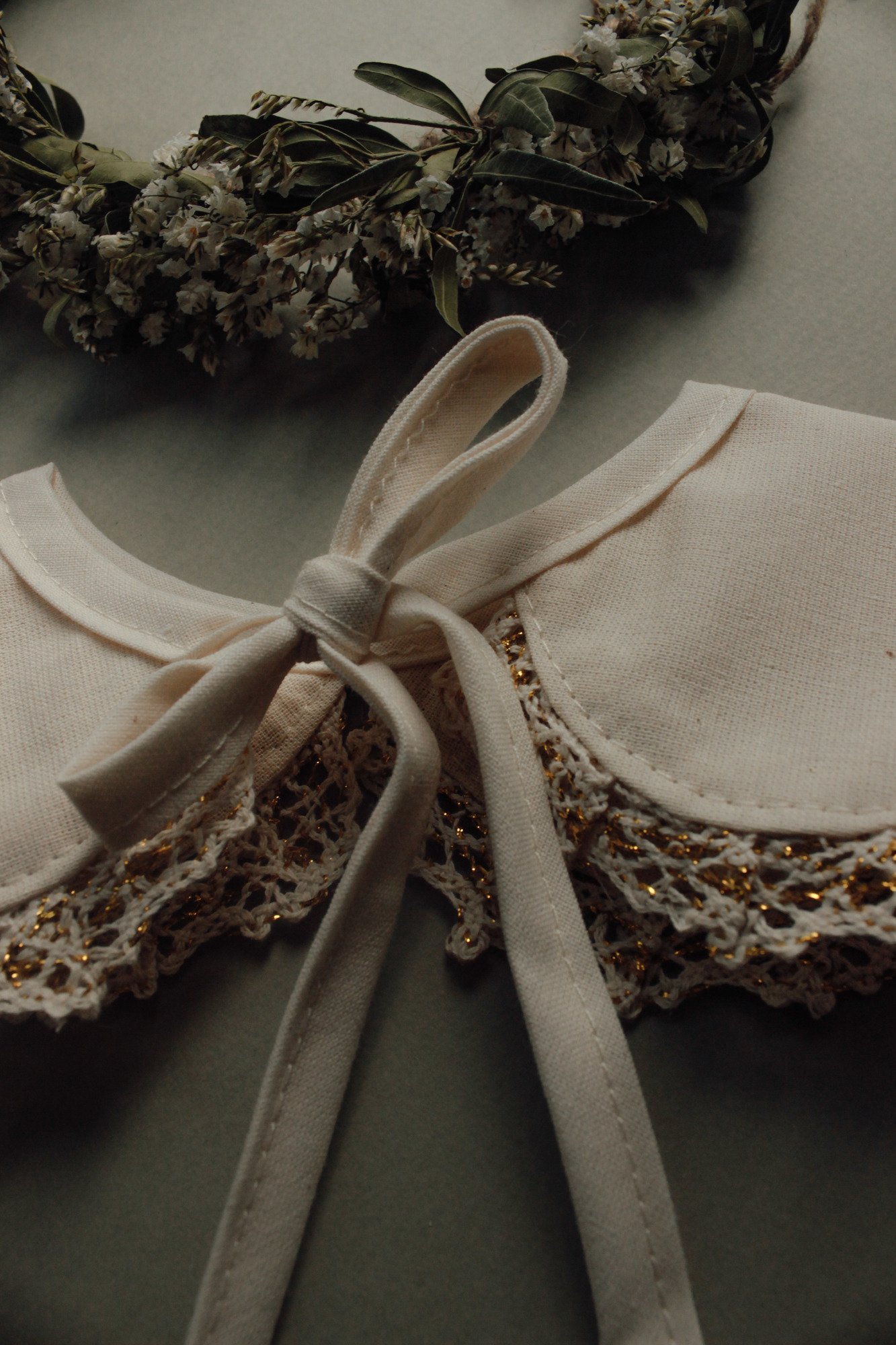 Воротник из хлопка натур с кружевной оборкой из двух деталей