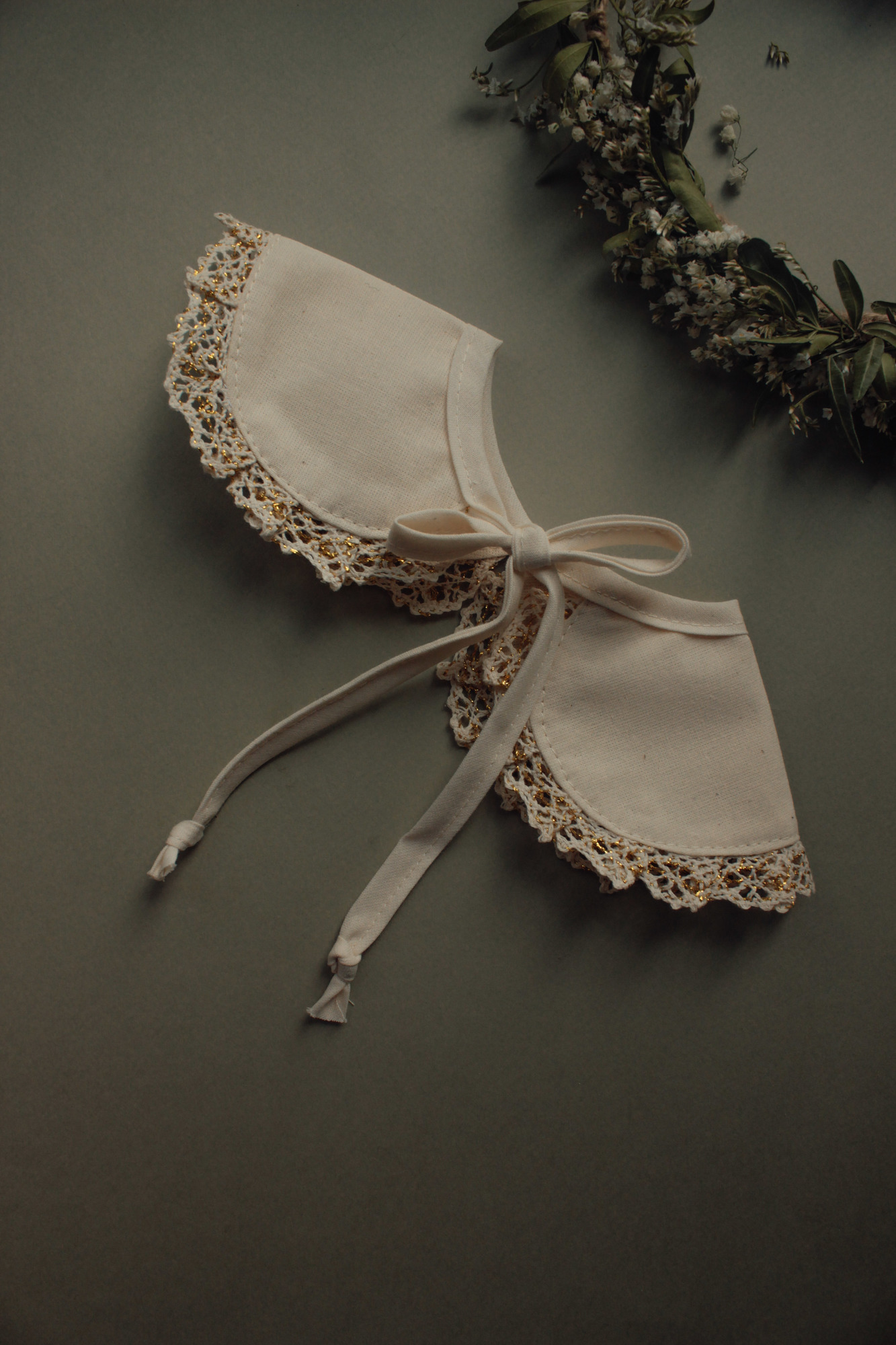 Воротник из хлопка натур с кружевной оборкой из двух деталей