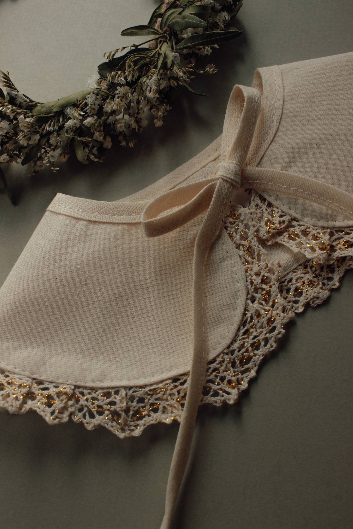 Воротник из хлопка натур с кружевной оборкой