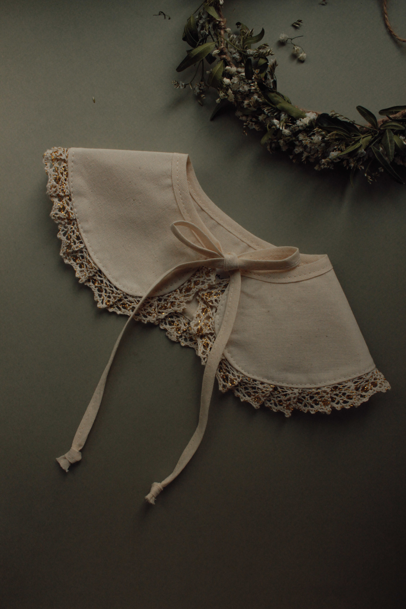 Воротник из хлопка натур с кружевной оборкой