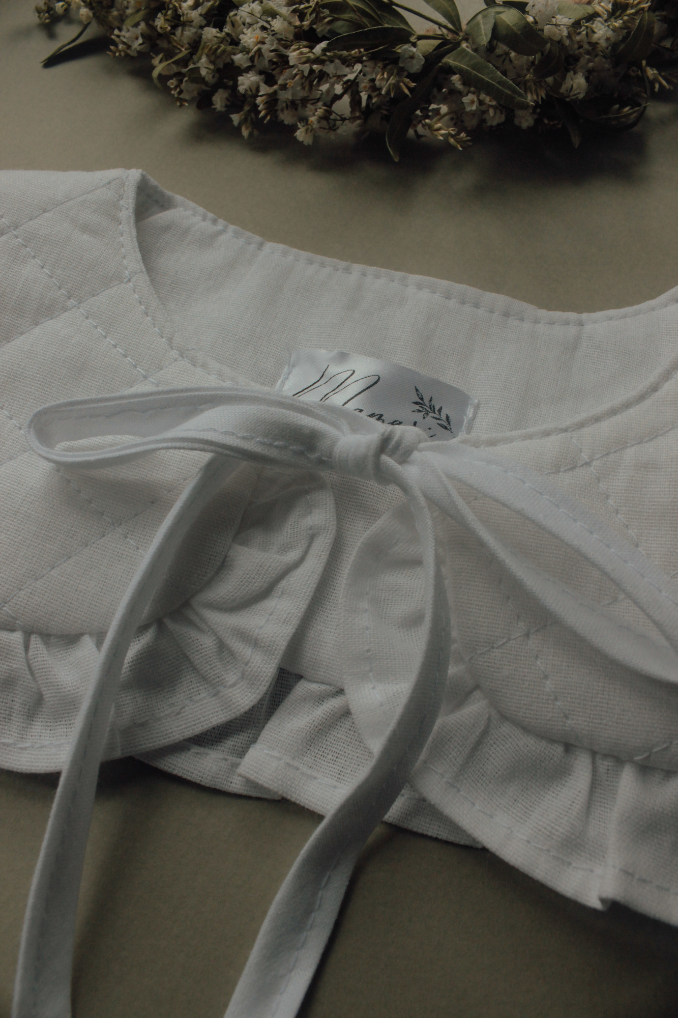 Воротник стёганый из хлопка белый с оборкой