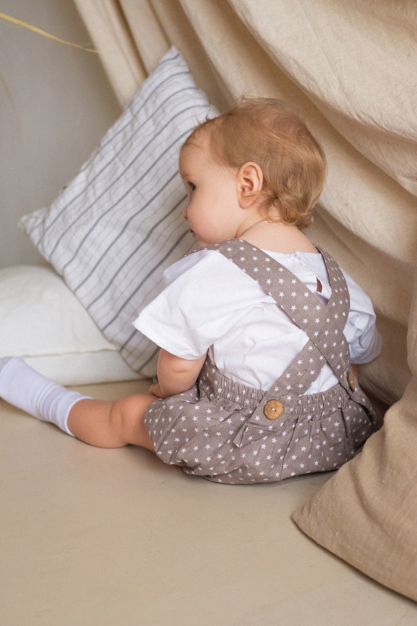 Ромпер хлопковый на пуговках звезды беж