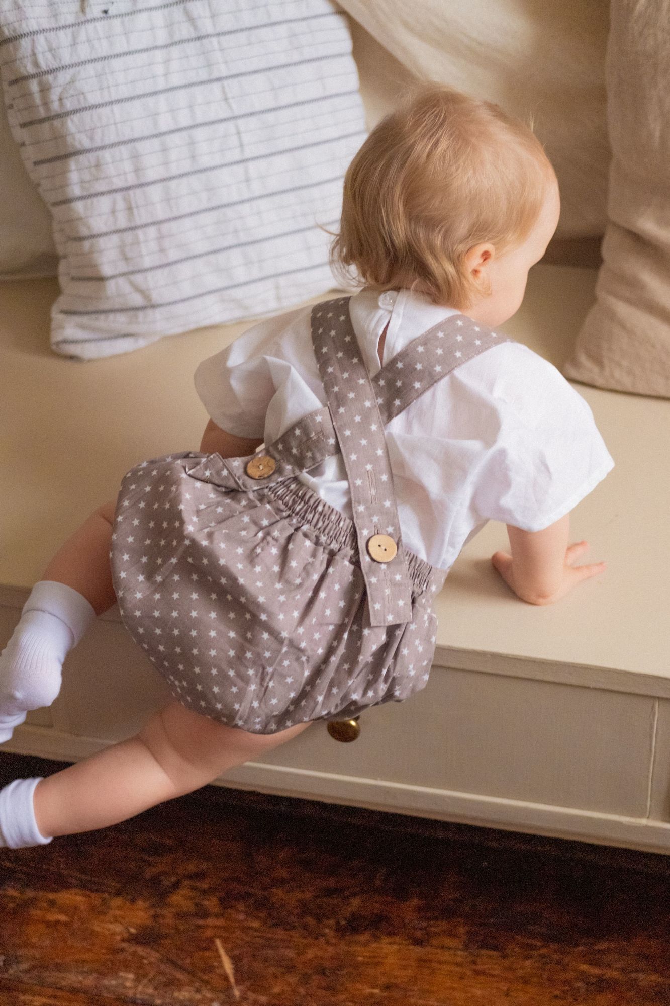 Ромпер хлопковый на пуговках звезды беж