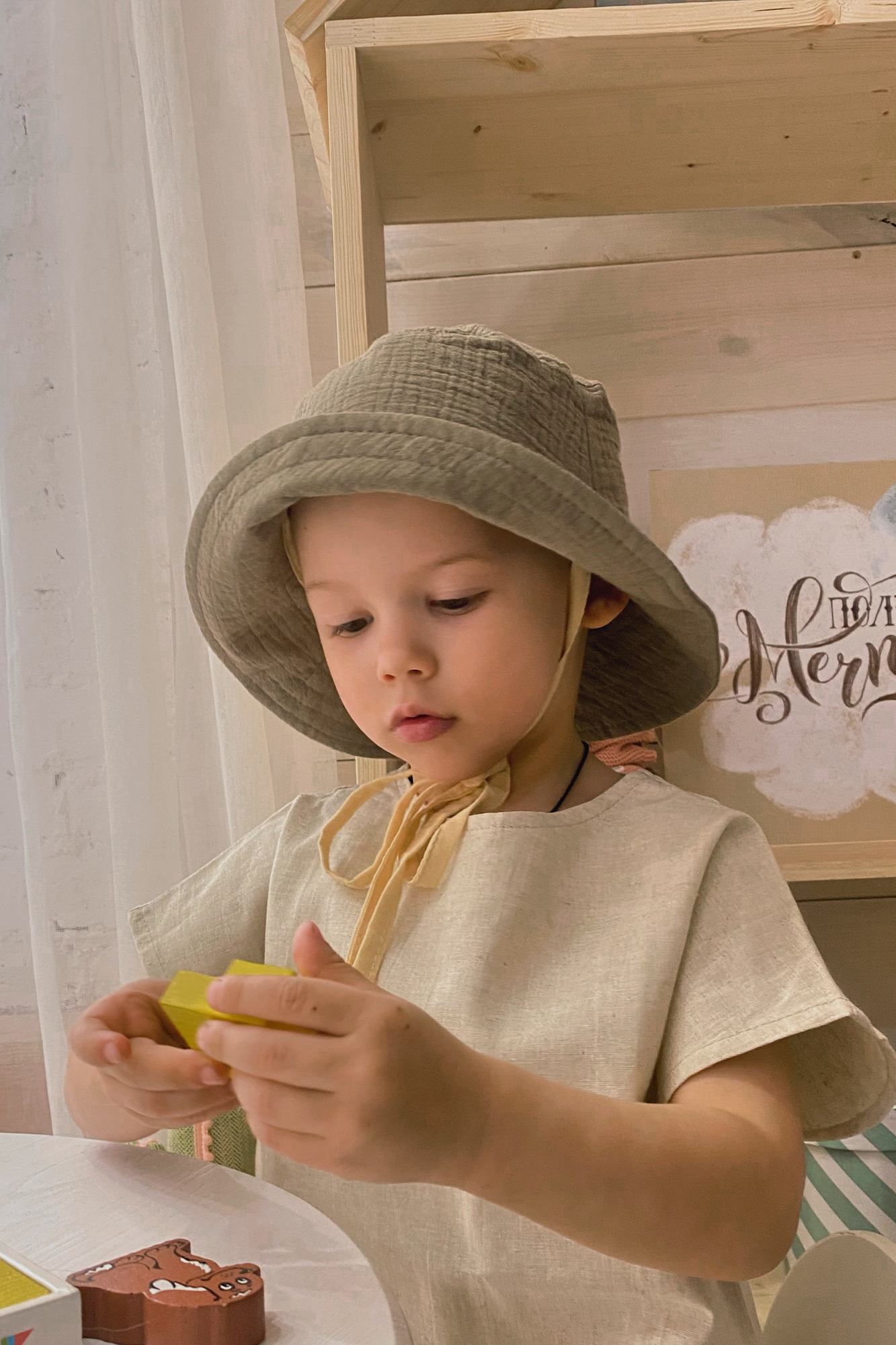 Панама из муслина пыльный хаки на хлопковом подкладе