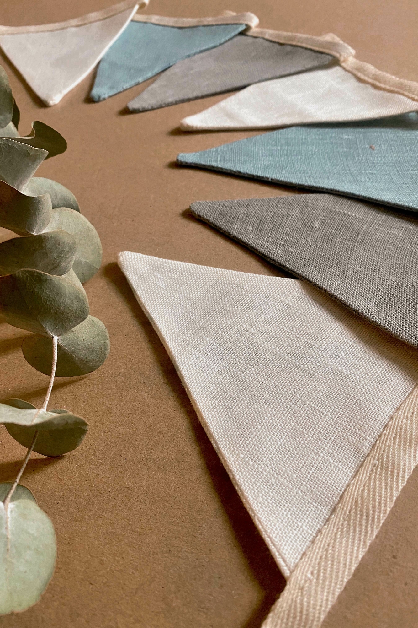 Флажки из льна голубой/белый/серый на хлопковой ленте