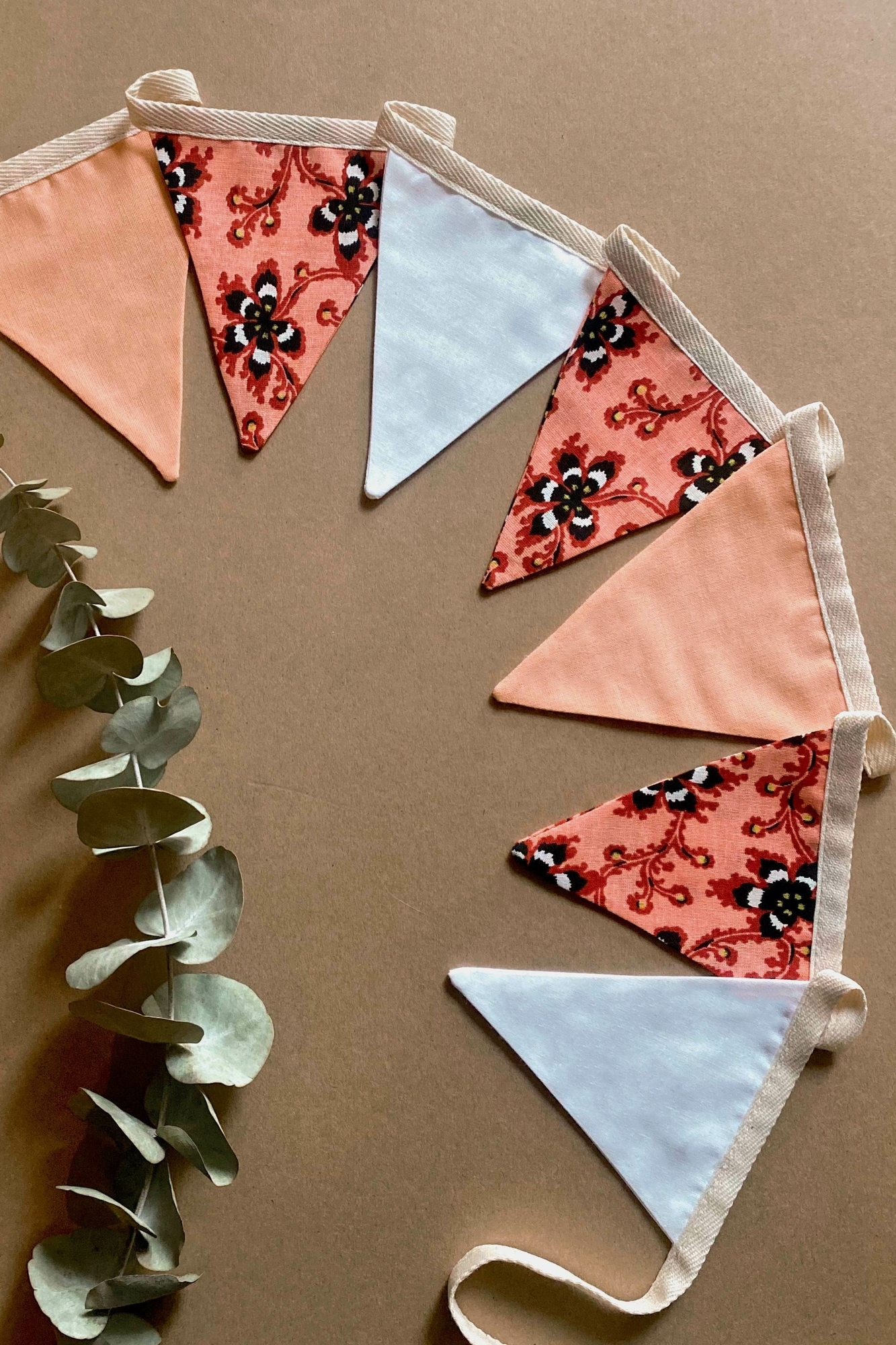 Флажки из хлопка пудра/цветы/белыйна хлопковой ленте