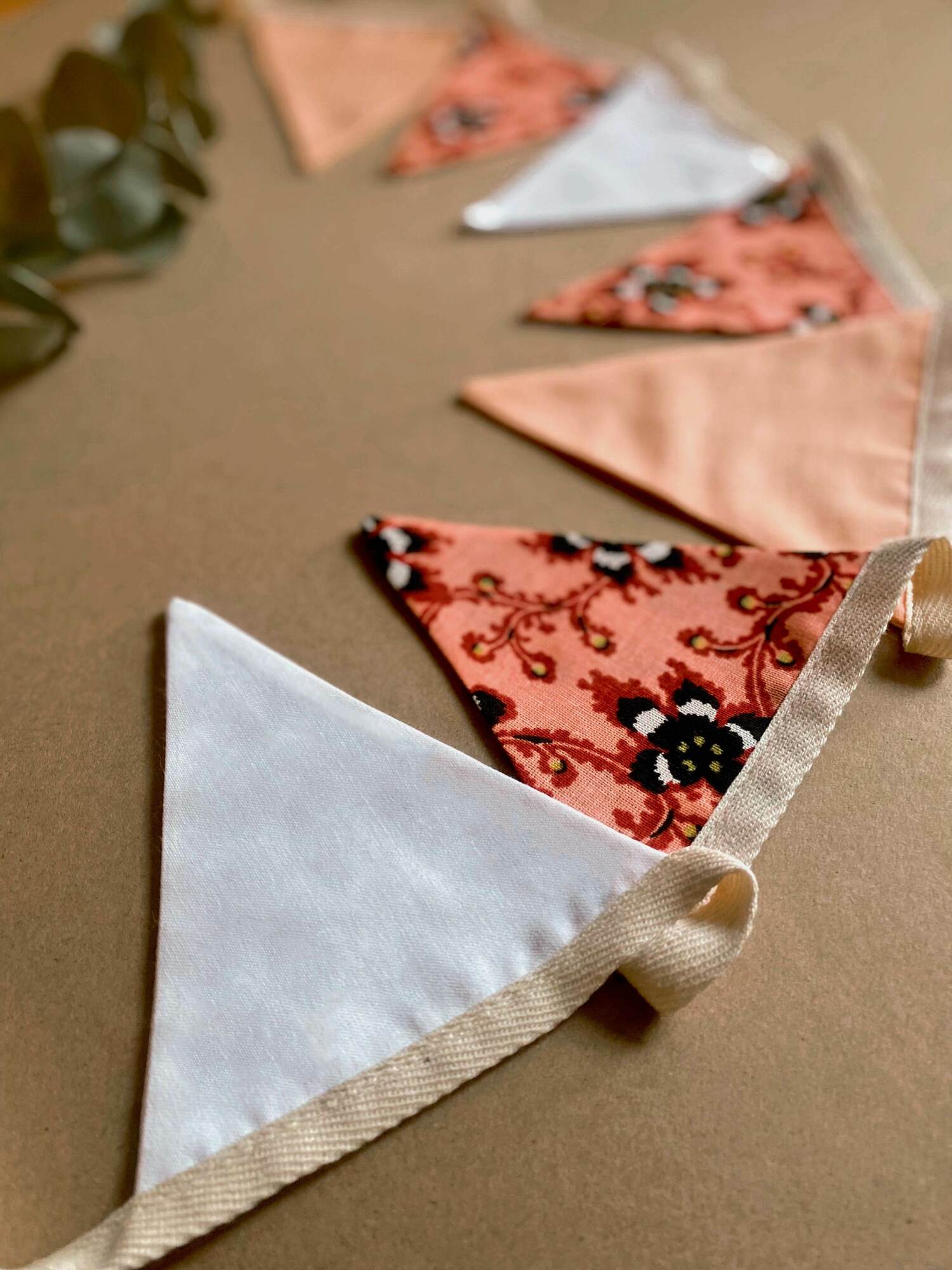 Флажки из хлопка пудра/цветы/белыйна хлопковой ленте