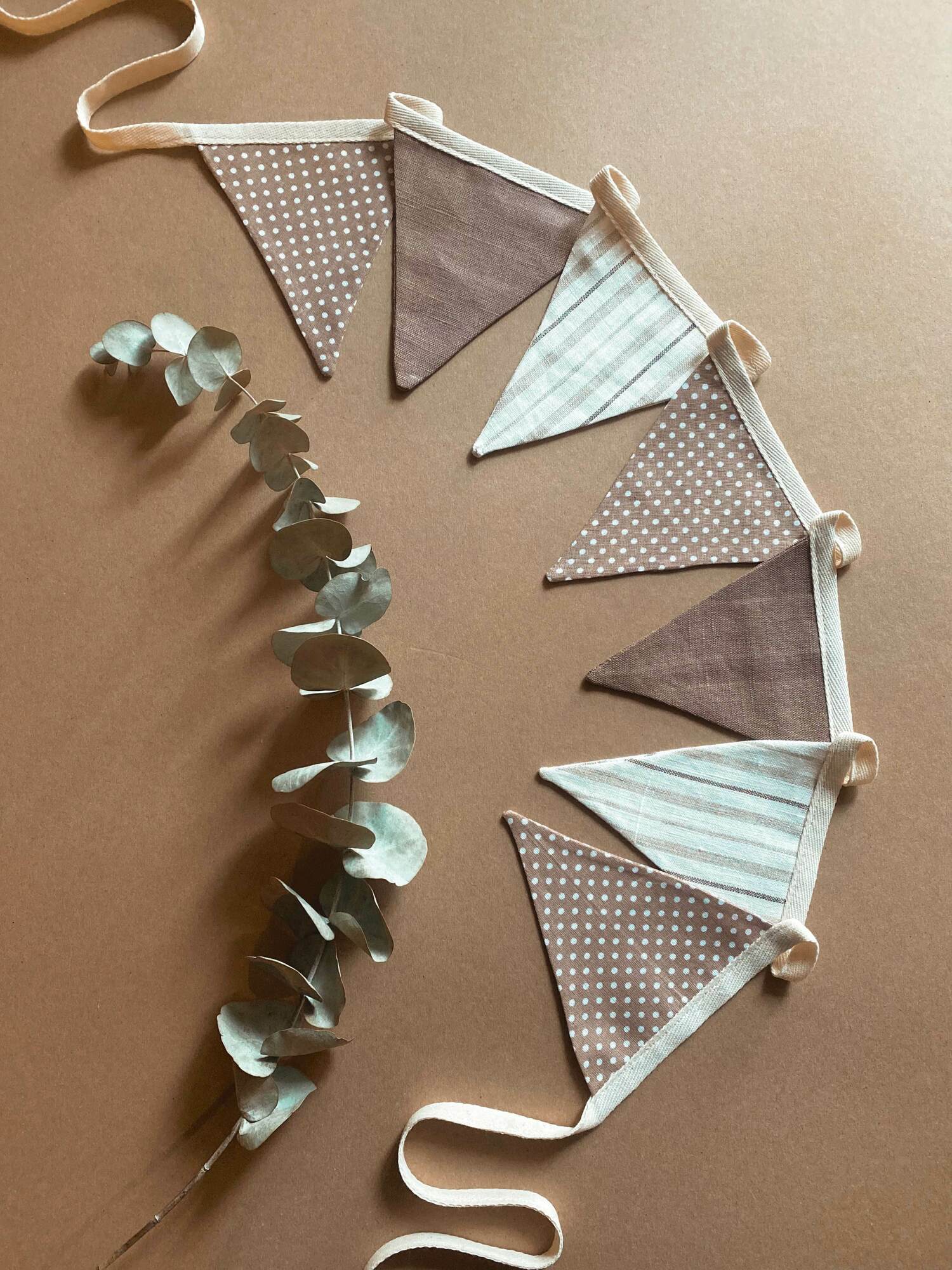 Флажки из льна и хлопка горох/мокка/белый на хлопковой ленте