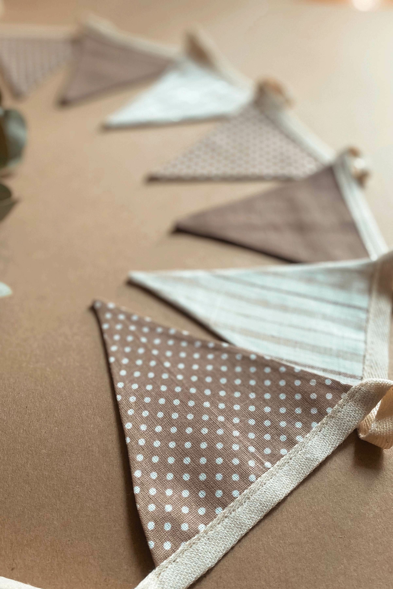 Флажки из льна и хлопка горох/мокка/белый на хлопковой ленте