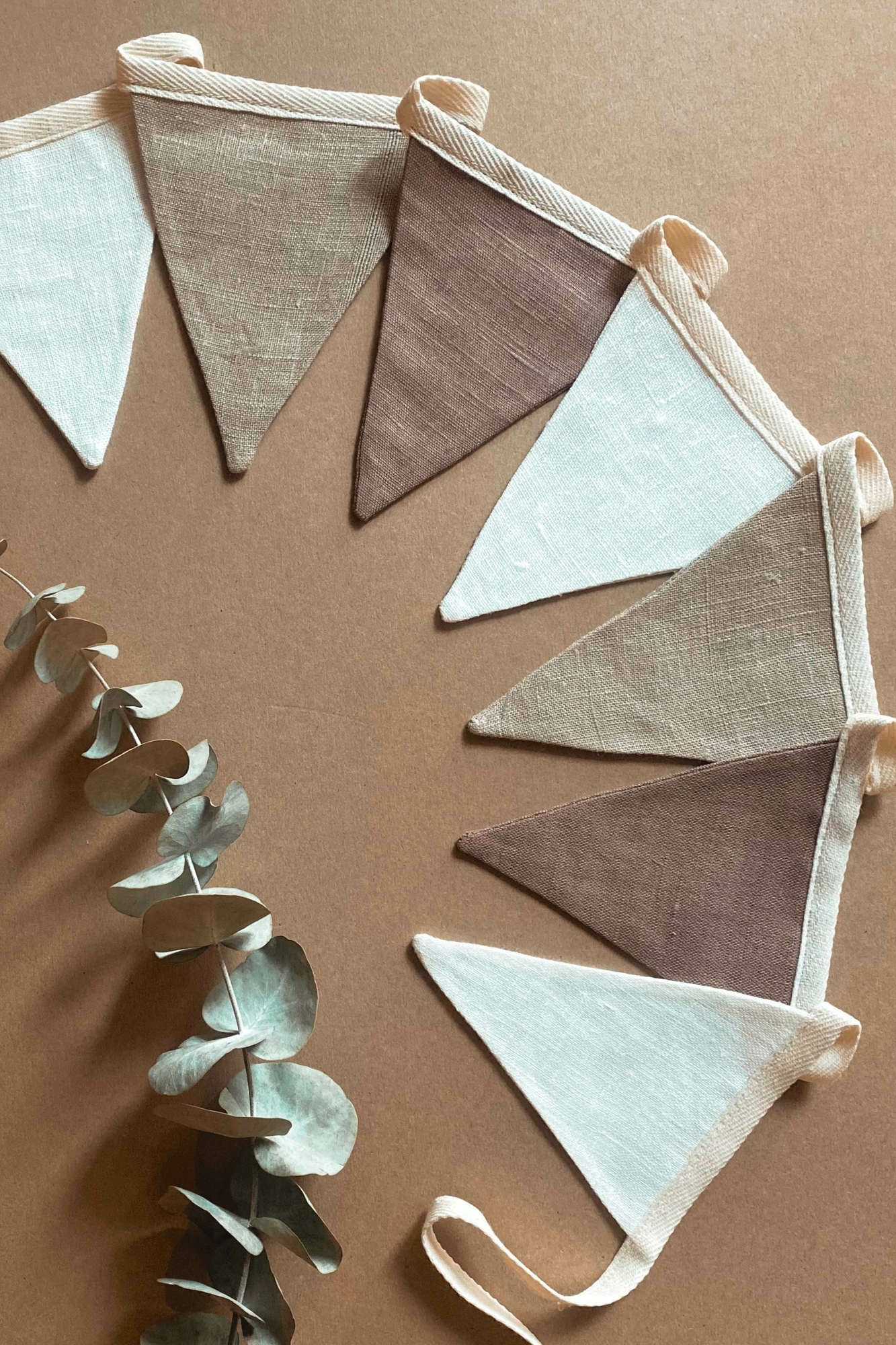 Флажки из льна мокка/натур/серый на хлопковой ленте