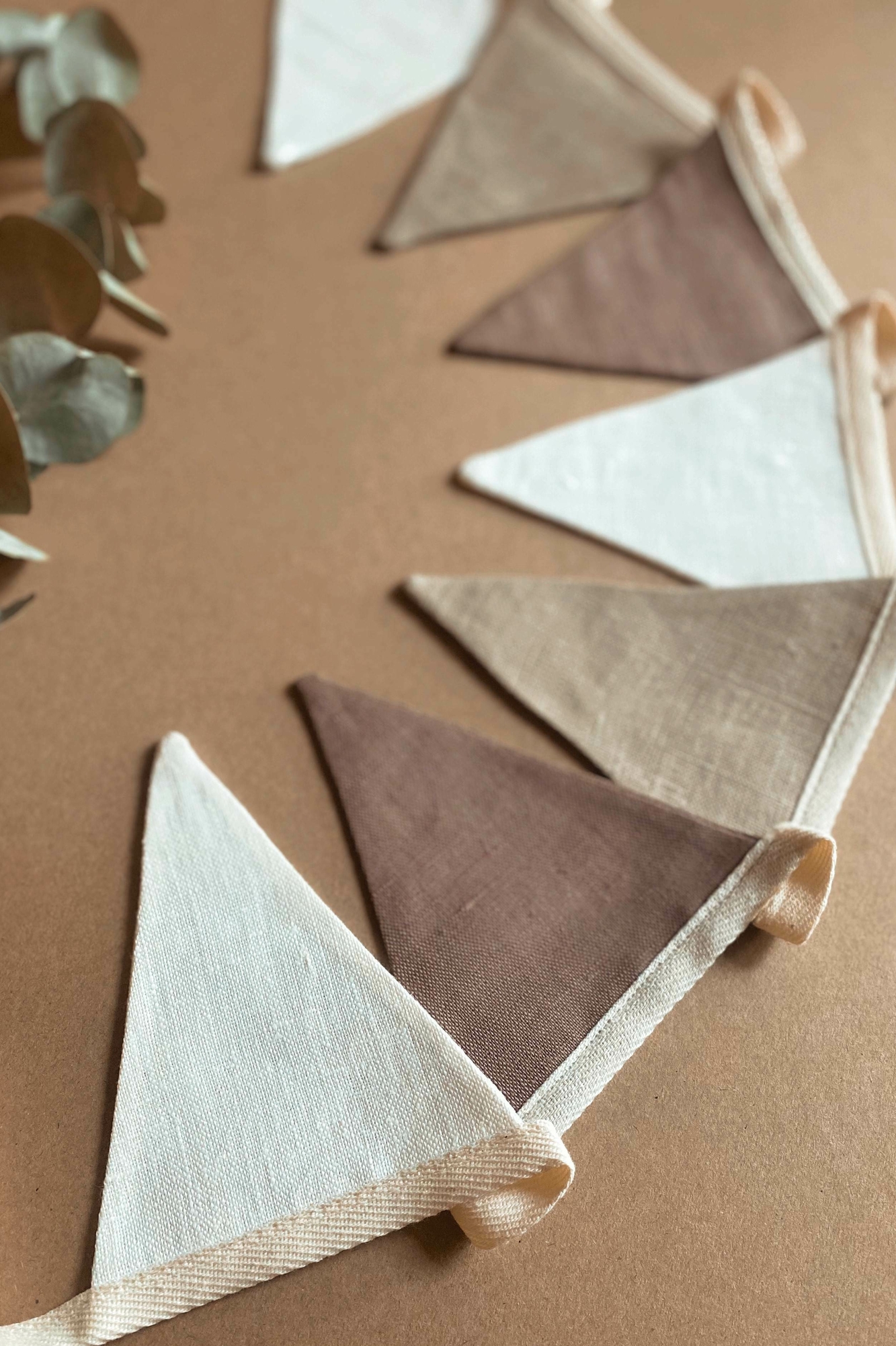 Флажки из льна мокка/натур/серый на хлопковой ленте