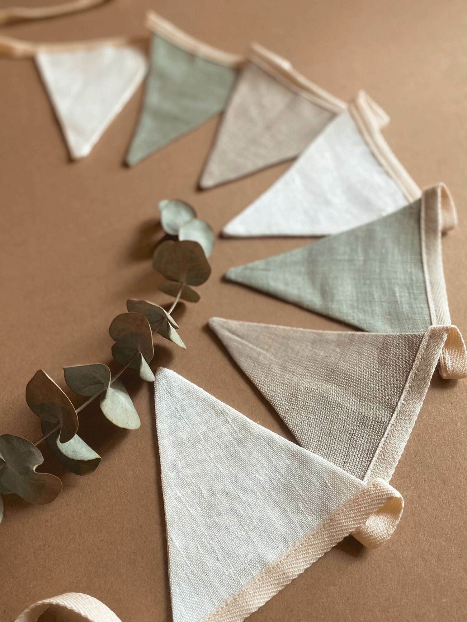 Флажки из льна эвкалипт/белый/серый на хлопковой ленте