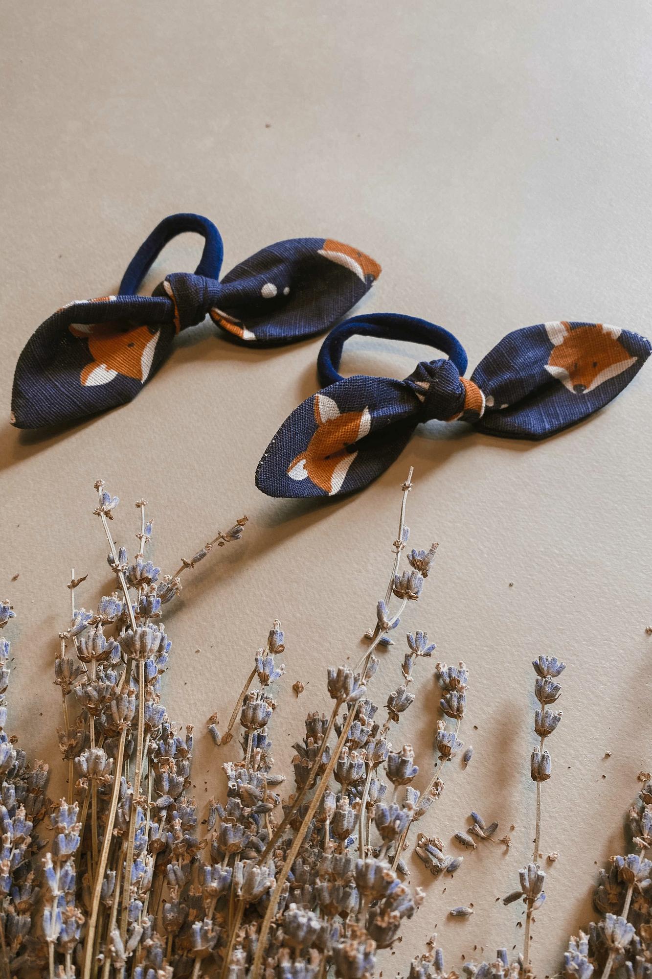 Резинка-бантик из льна "лисички на синем"