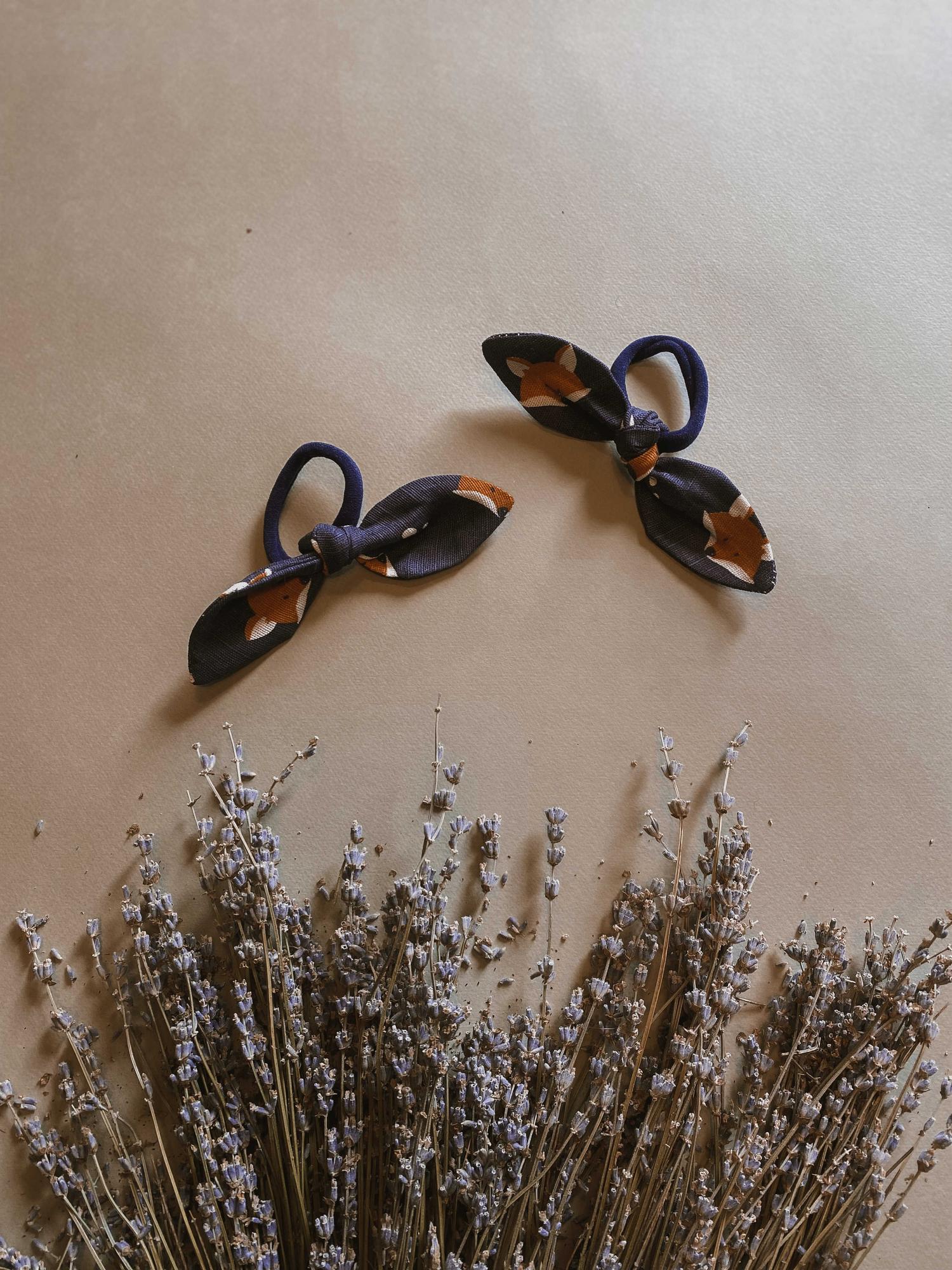 Резинка-бантик из льна "лисички на синем"