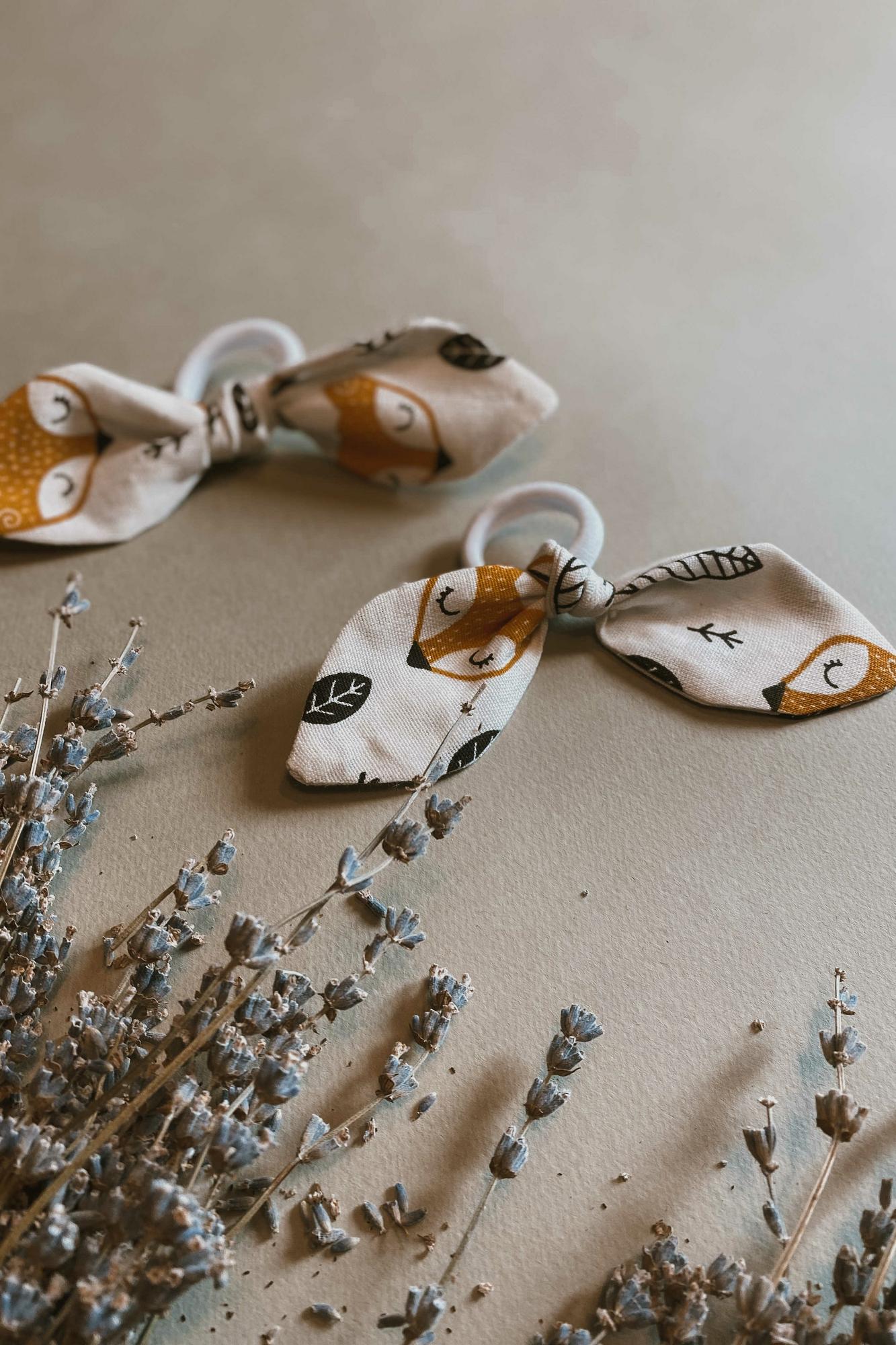 Резинка-бантик из льна "лисички на белом"