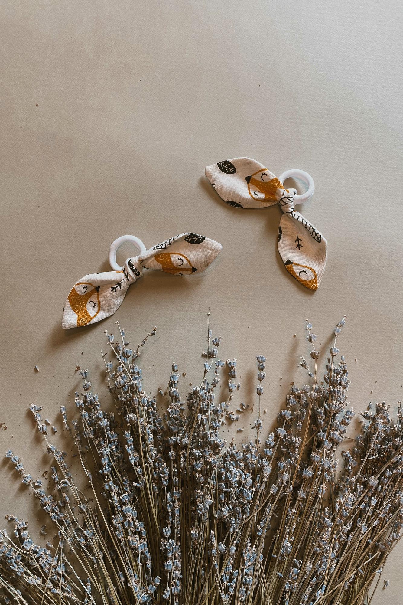 Резинка-бантик из льна "лисички на белом"