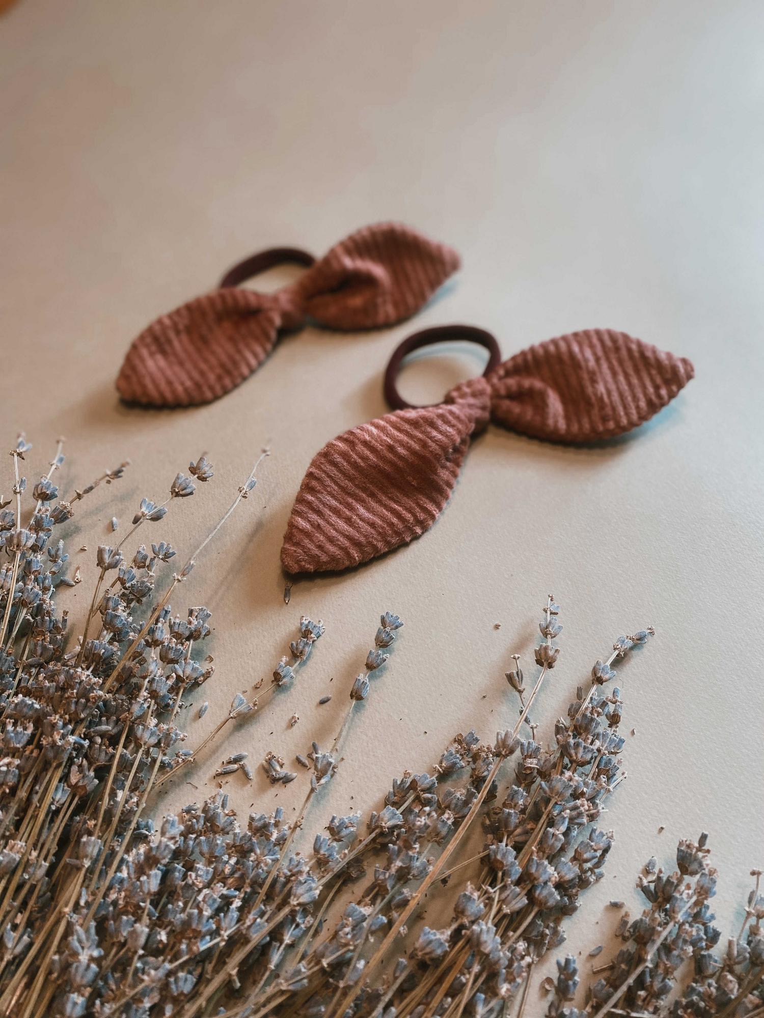 Резинка-бантик из вельвета "пудра"