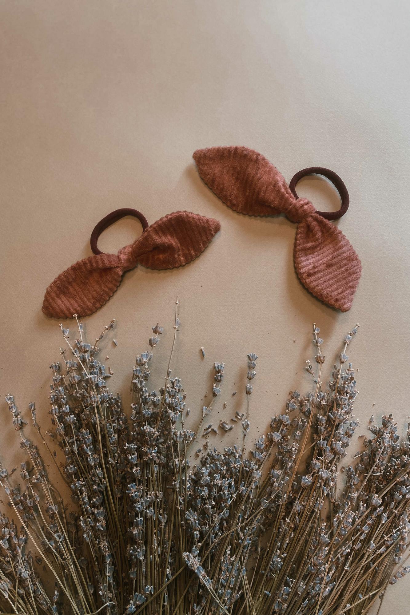 Резинка-бантик из вельвета "пудра"