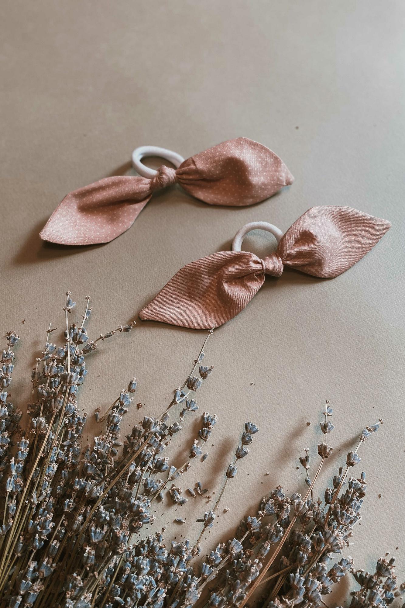 Резинка-бантик из хлопкового сатина "пудра горох"