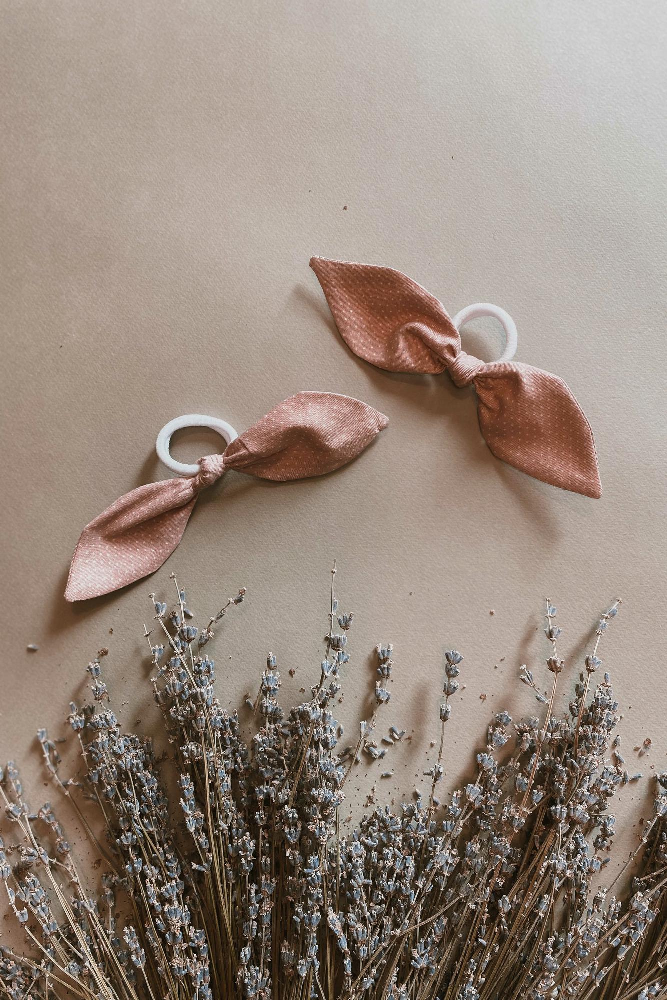 Резинка-бантик из хлопкового сатина "пудра горох"