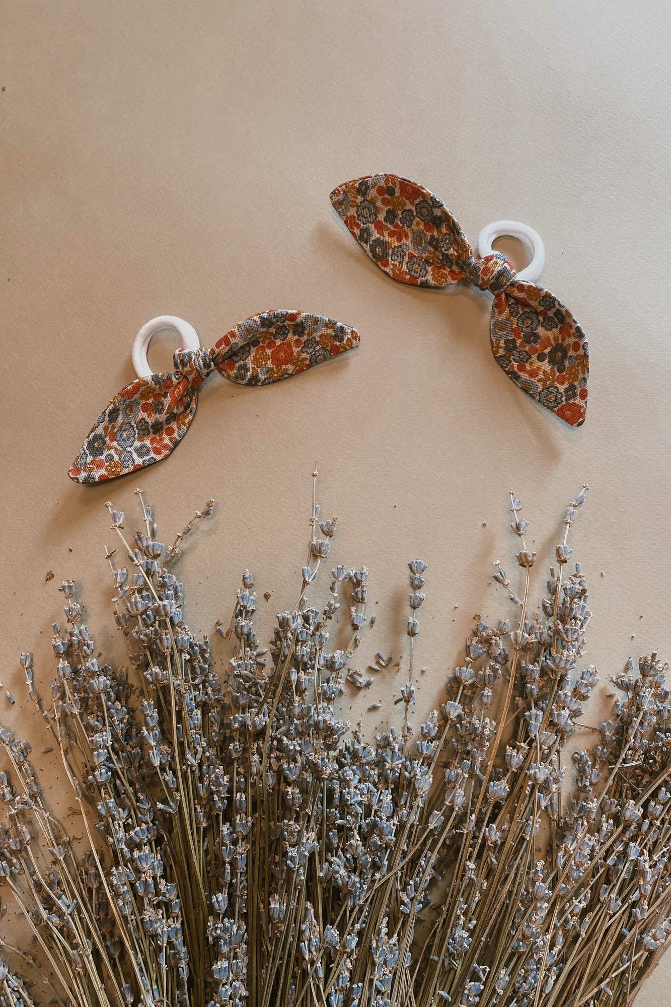 Резинка-бантик из льна "цветы"