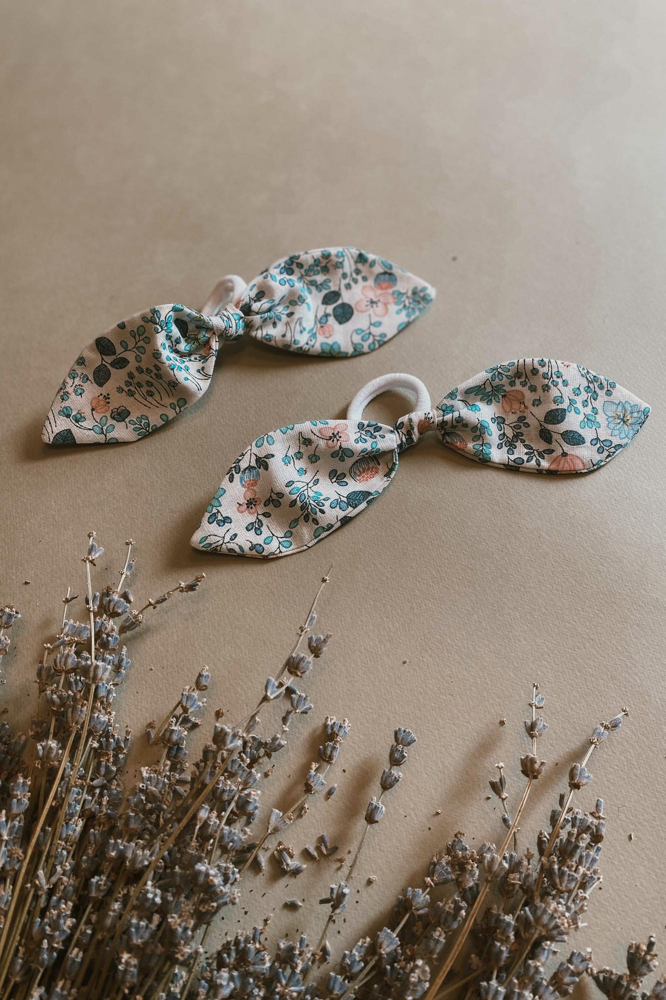 Резинка-бантик из хлопка "полянка"