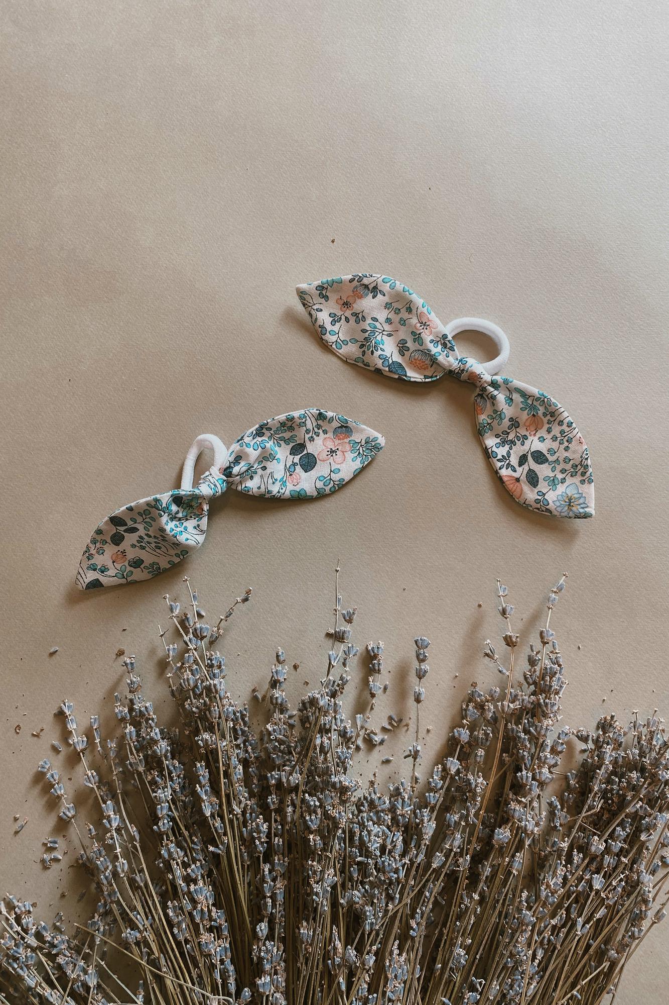 Резинка-бантик из хлопка "полянка"