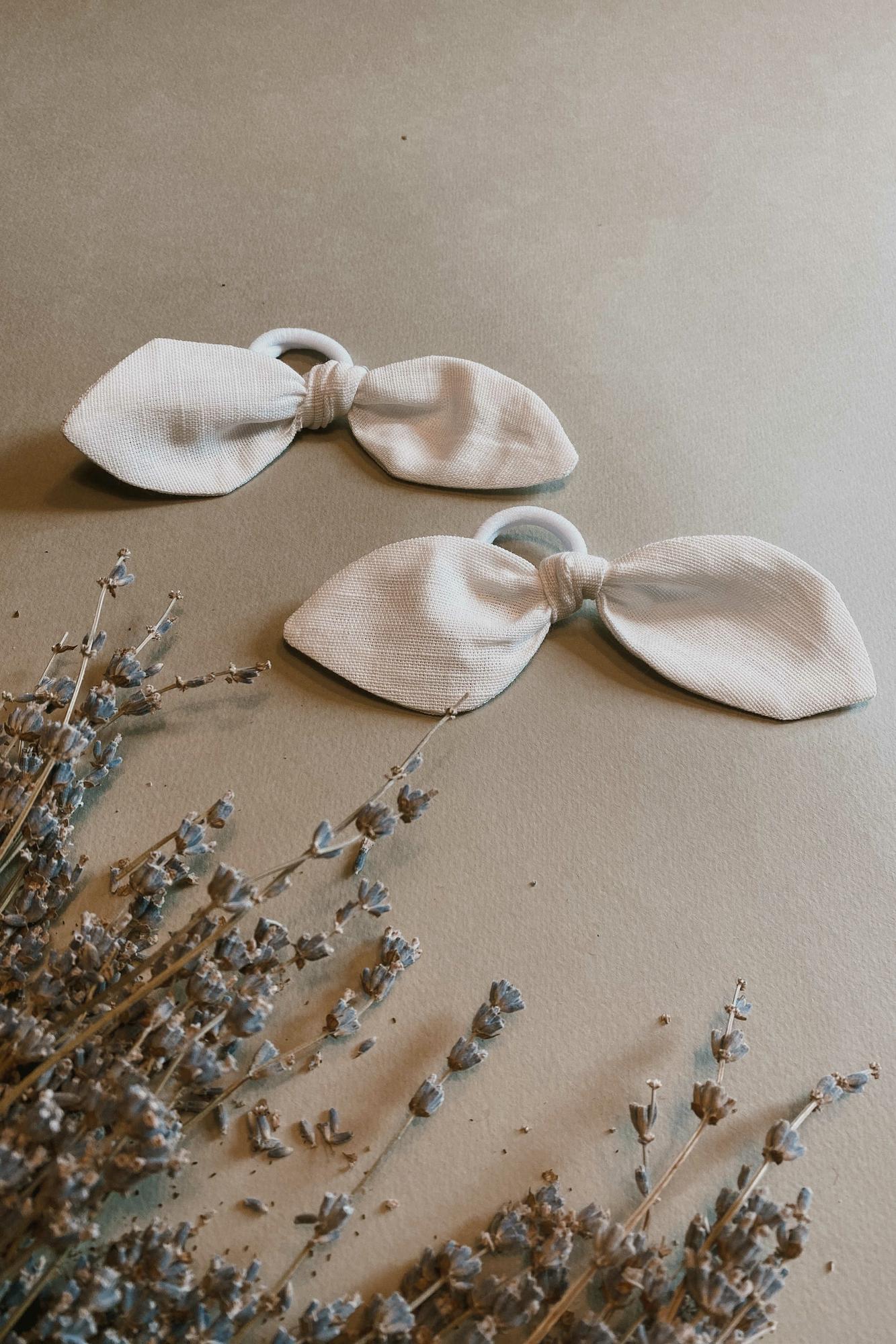 Резинка-бантик из белого льна