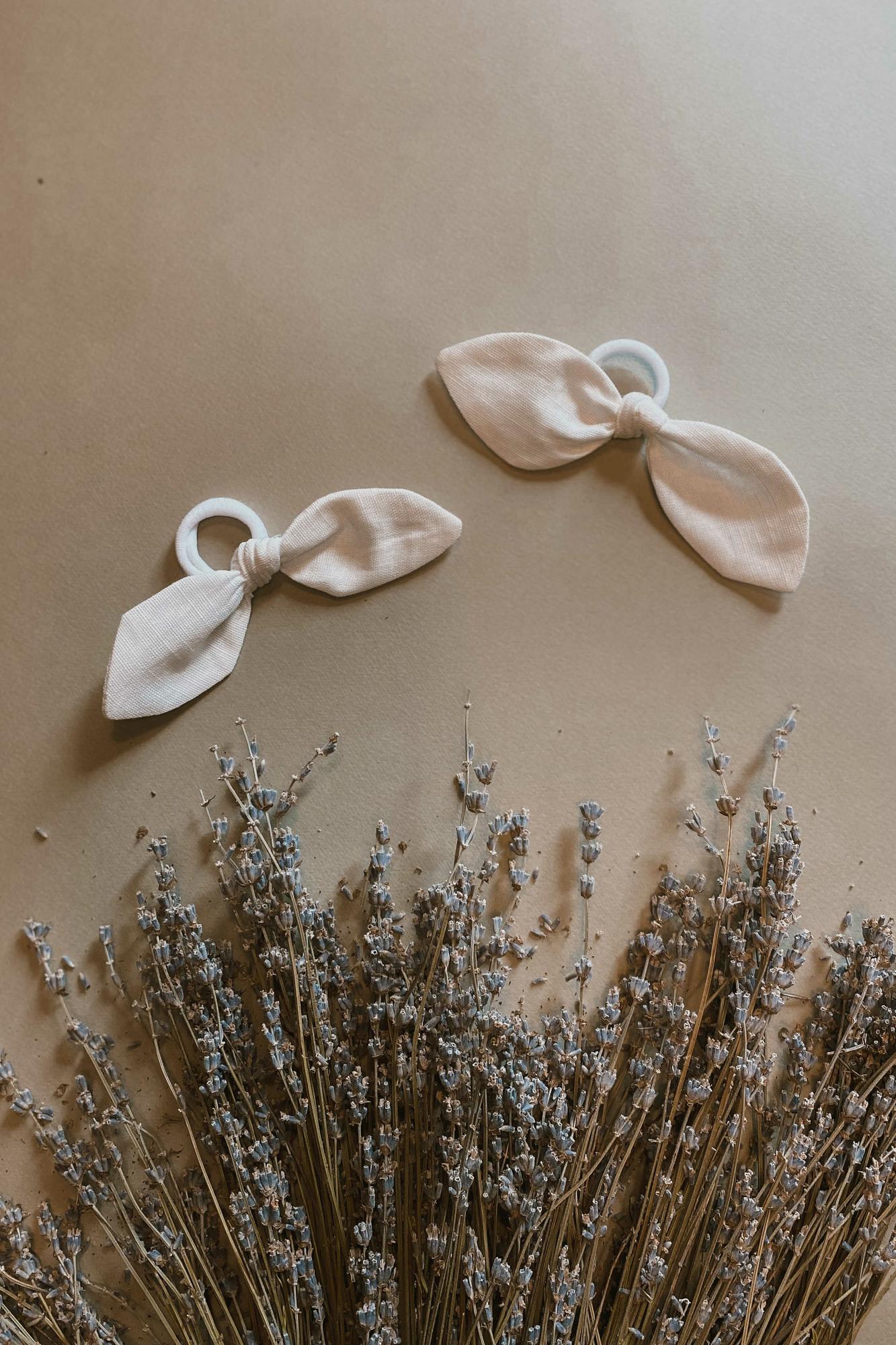 Резинка-бантик из белого льна