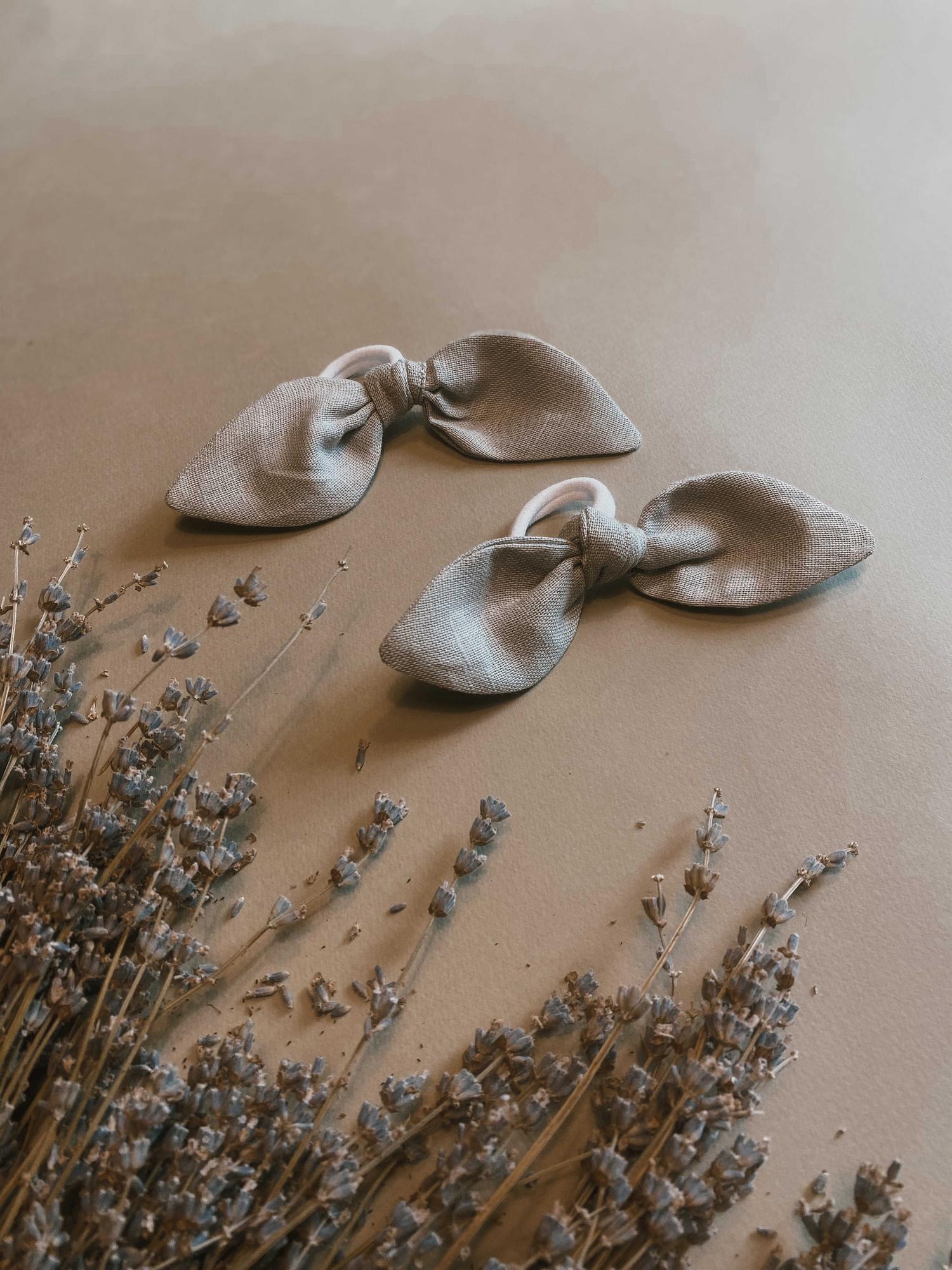 Резинка-бантик из светло-серого льна