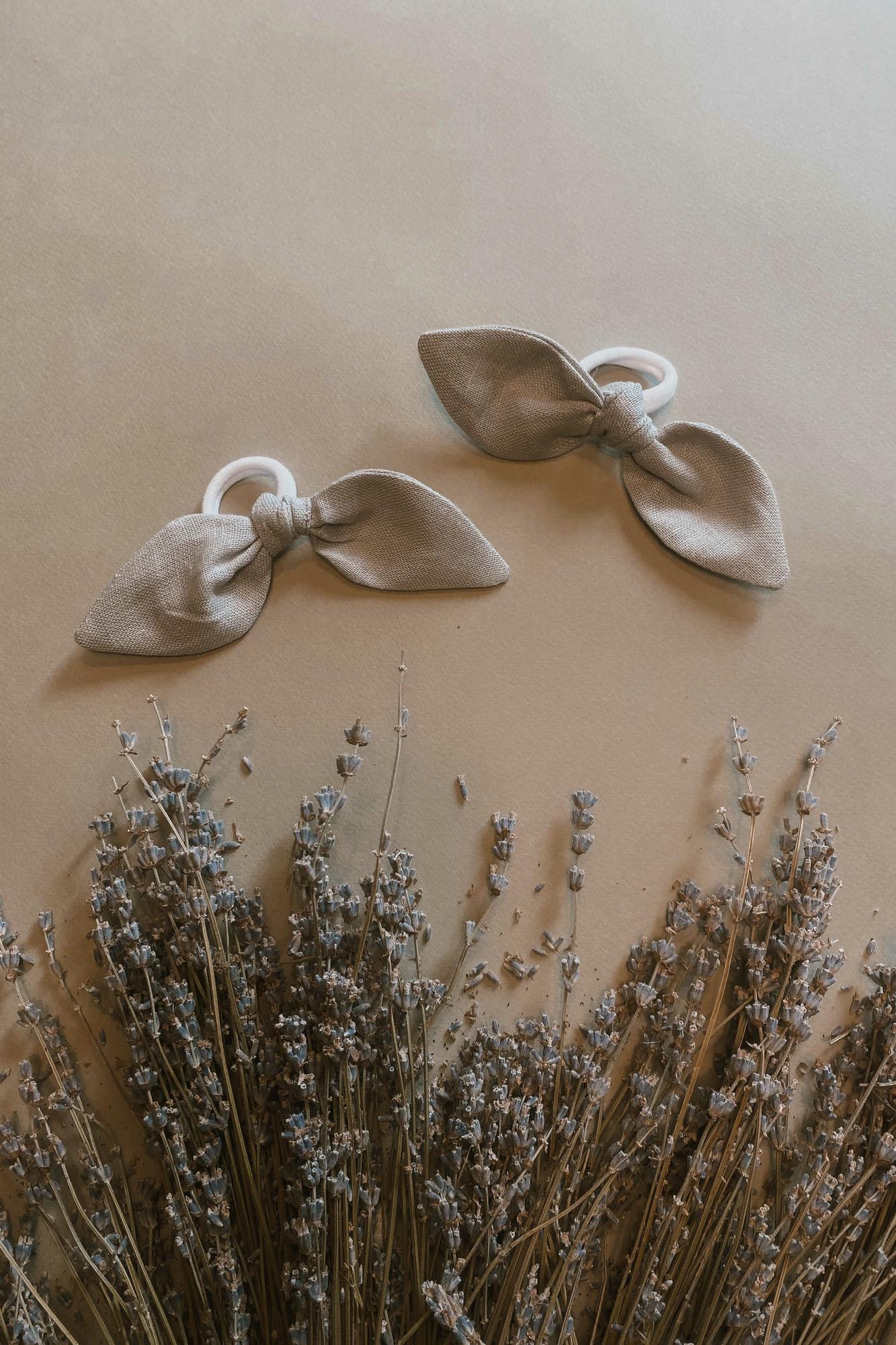 Резинка-бантик из светло-серого льна