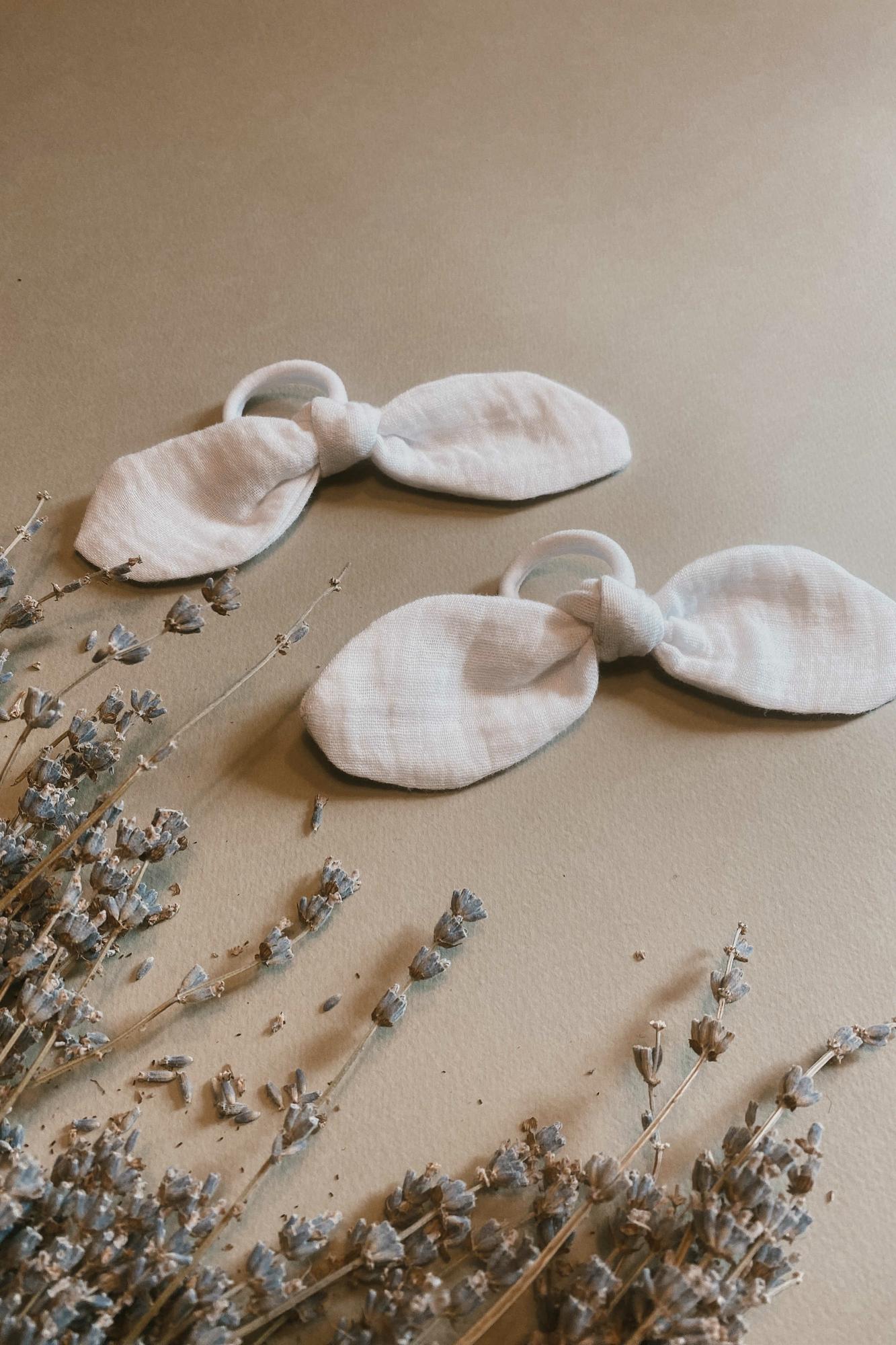 Резинка-бантик из белого муслина