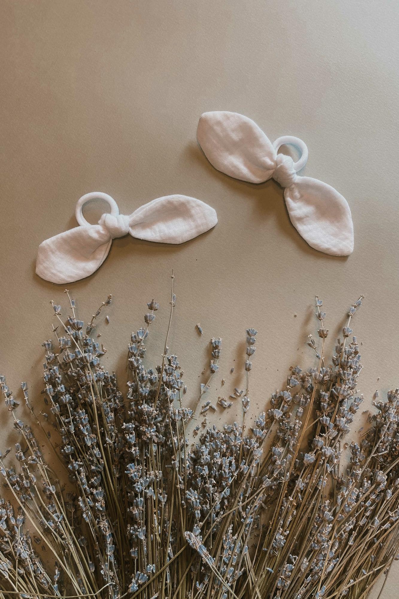 Резинка-бантик из белого муслина