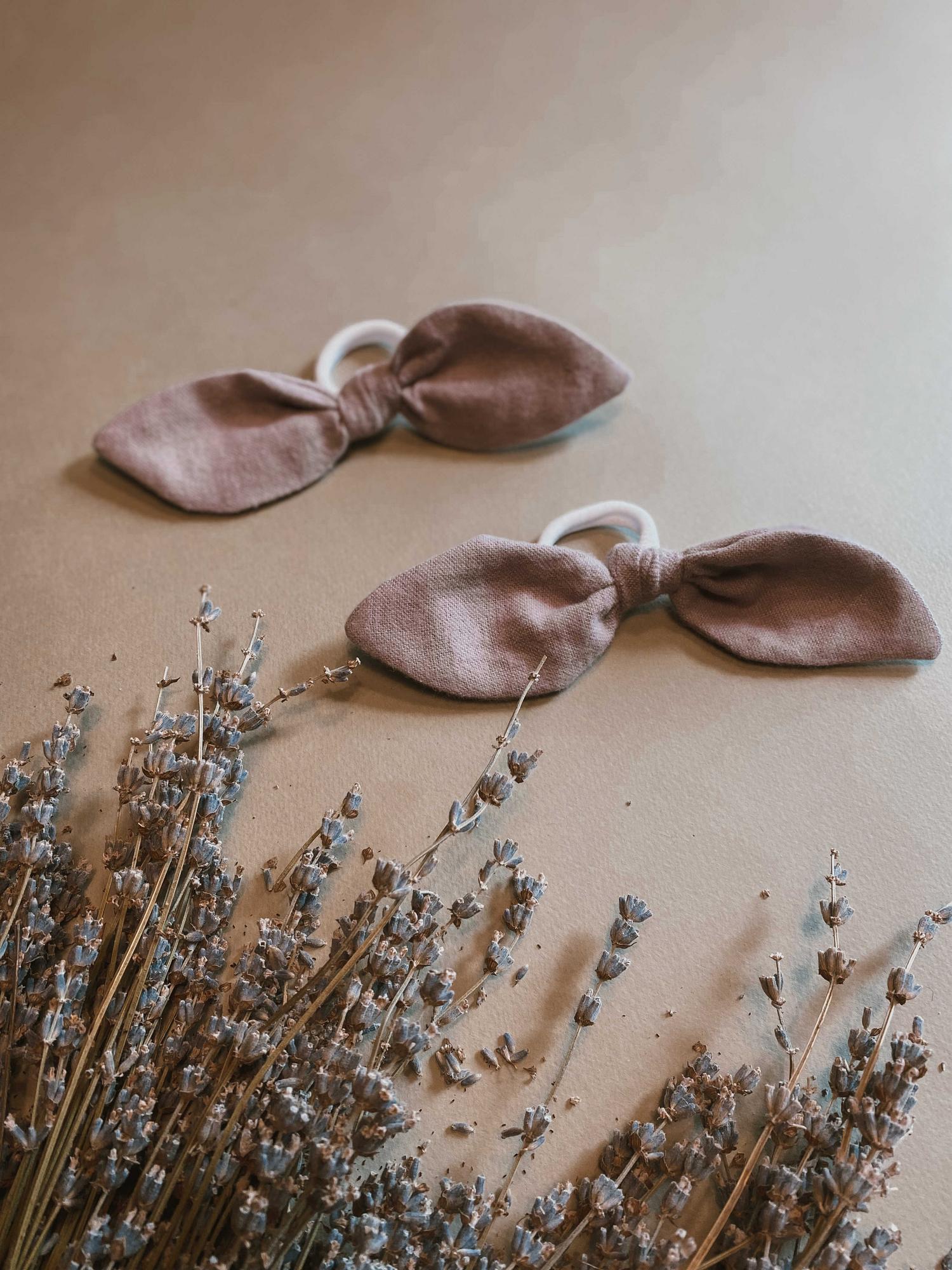 Резинка-бантик из теплого хлопка лаванда