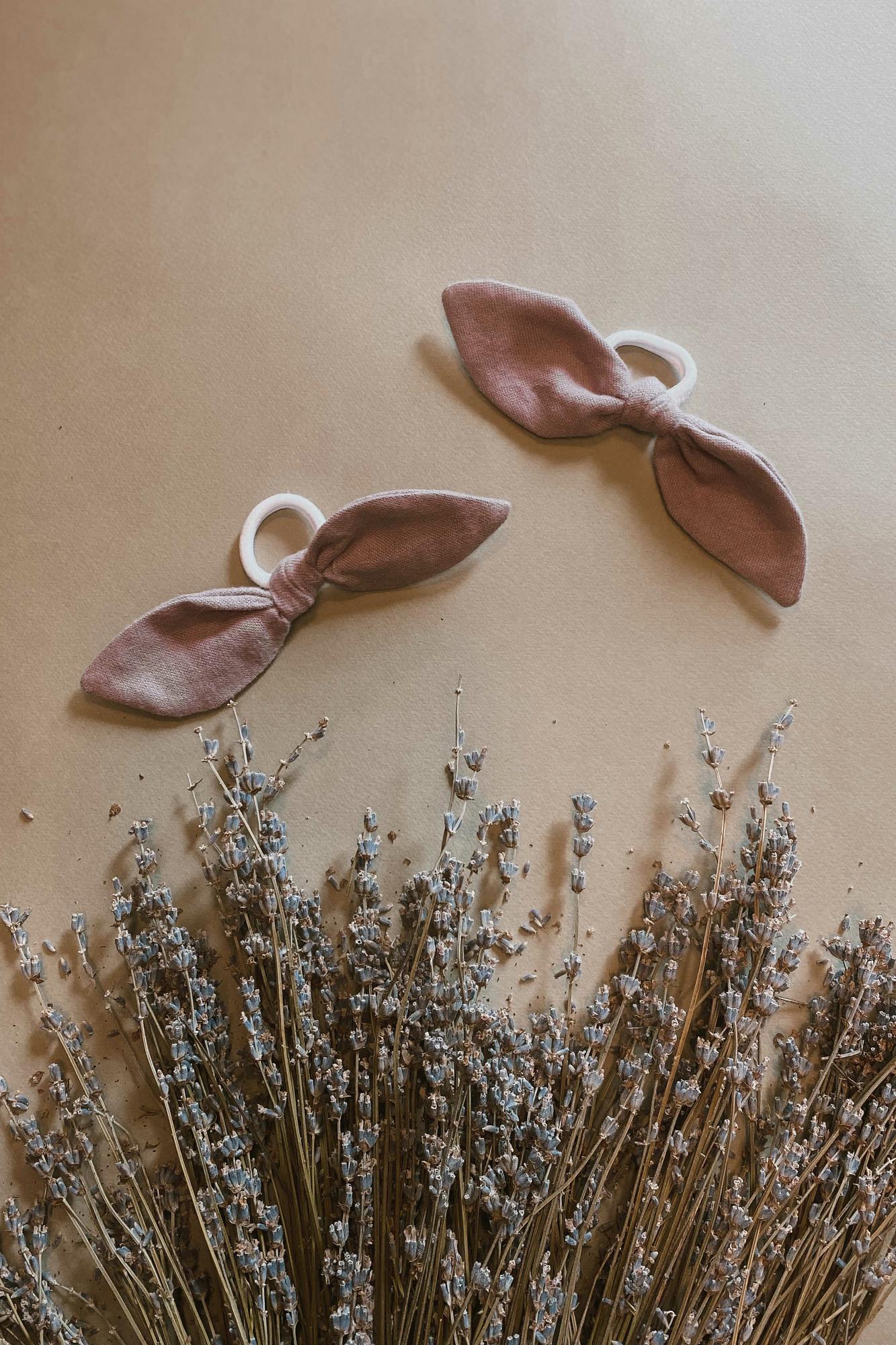 Резинка-бантик из теплого хлопка лаванда