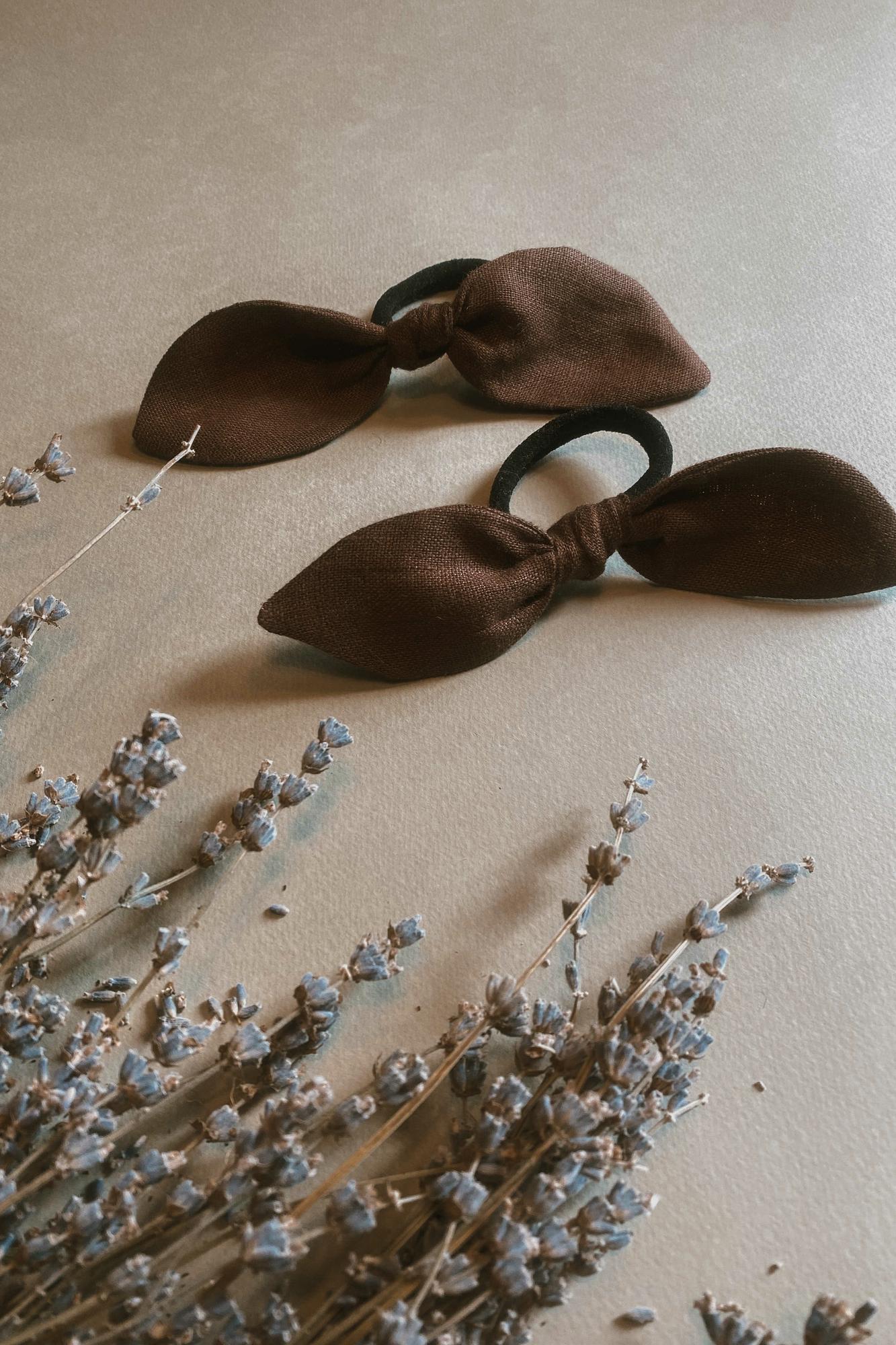 Резинка-бантик из льна "шоколад"