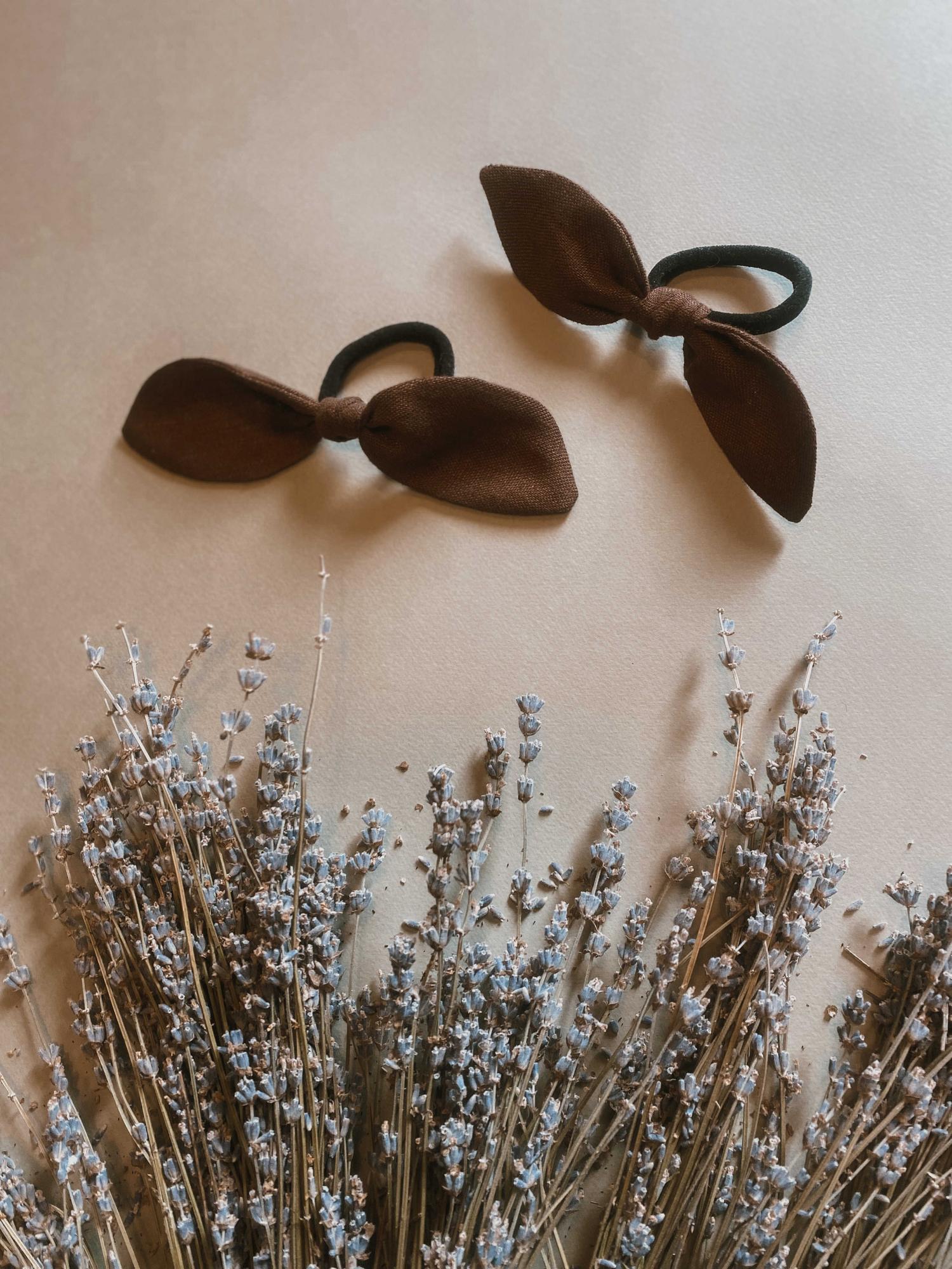 Резинка-бантик из льна "шоколад"
