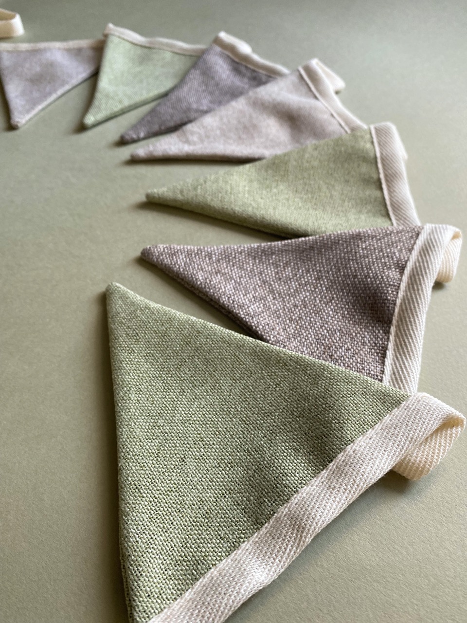 Флажки из плотного льна эвкалипт/беж/крем на хлопковой ленте